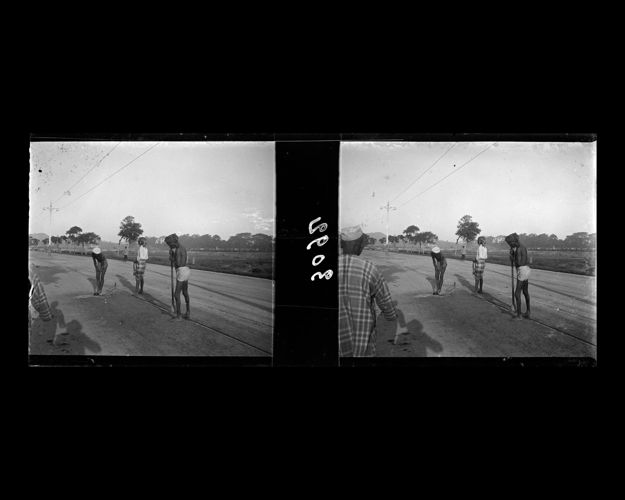 Image représentant Cantonniers sur la route