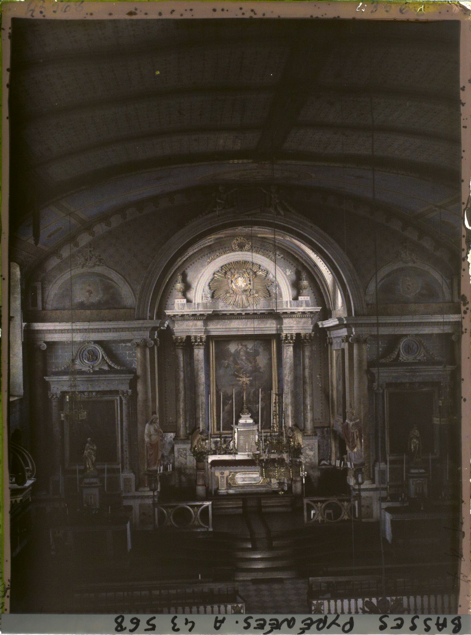 Image représentant France, La Bastide - Clairence, Intérieur de l'Eglise (Le Maître autel seul est éclairé)