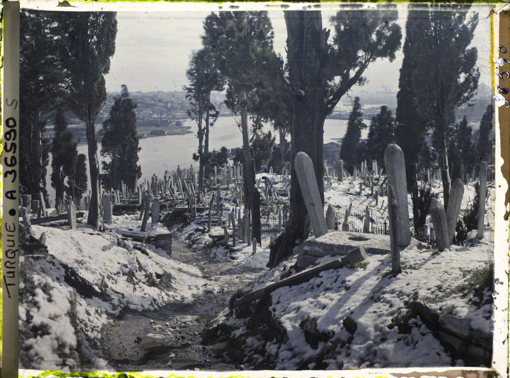 Image représentant Dalles et cippes funéraires dans le cimetière d'Eyüp sous la neige
