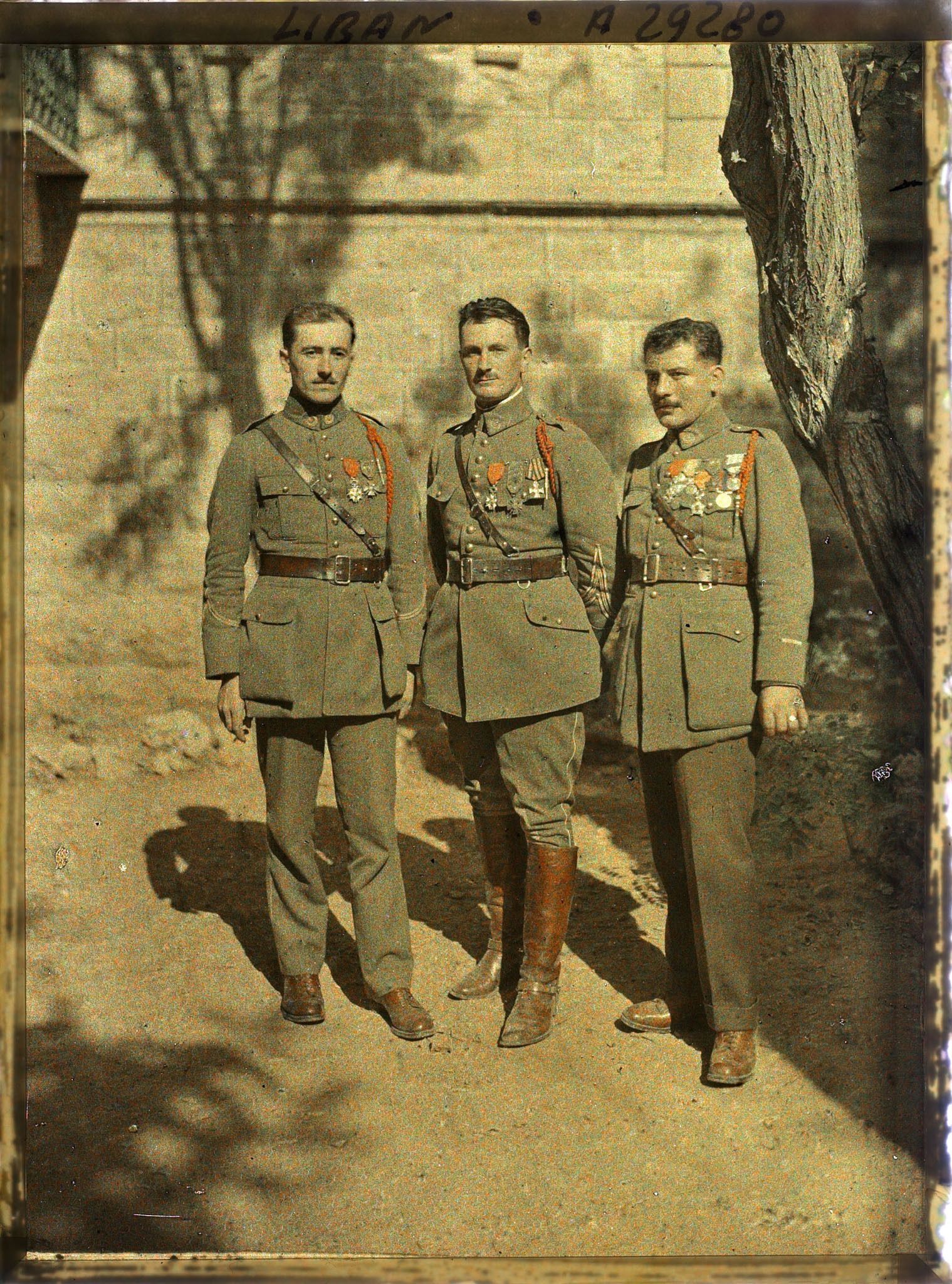 Image représentant Trois officiers français