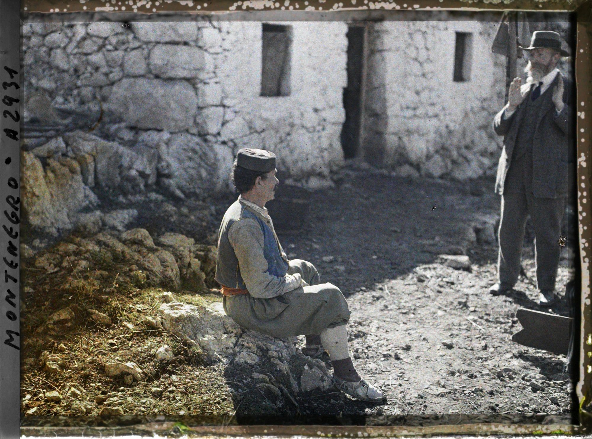 Image représentant Un paysan assis, attendant les instructions de Jean Brunhes pour la pose
