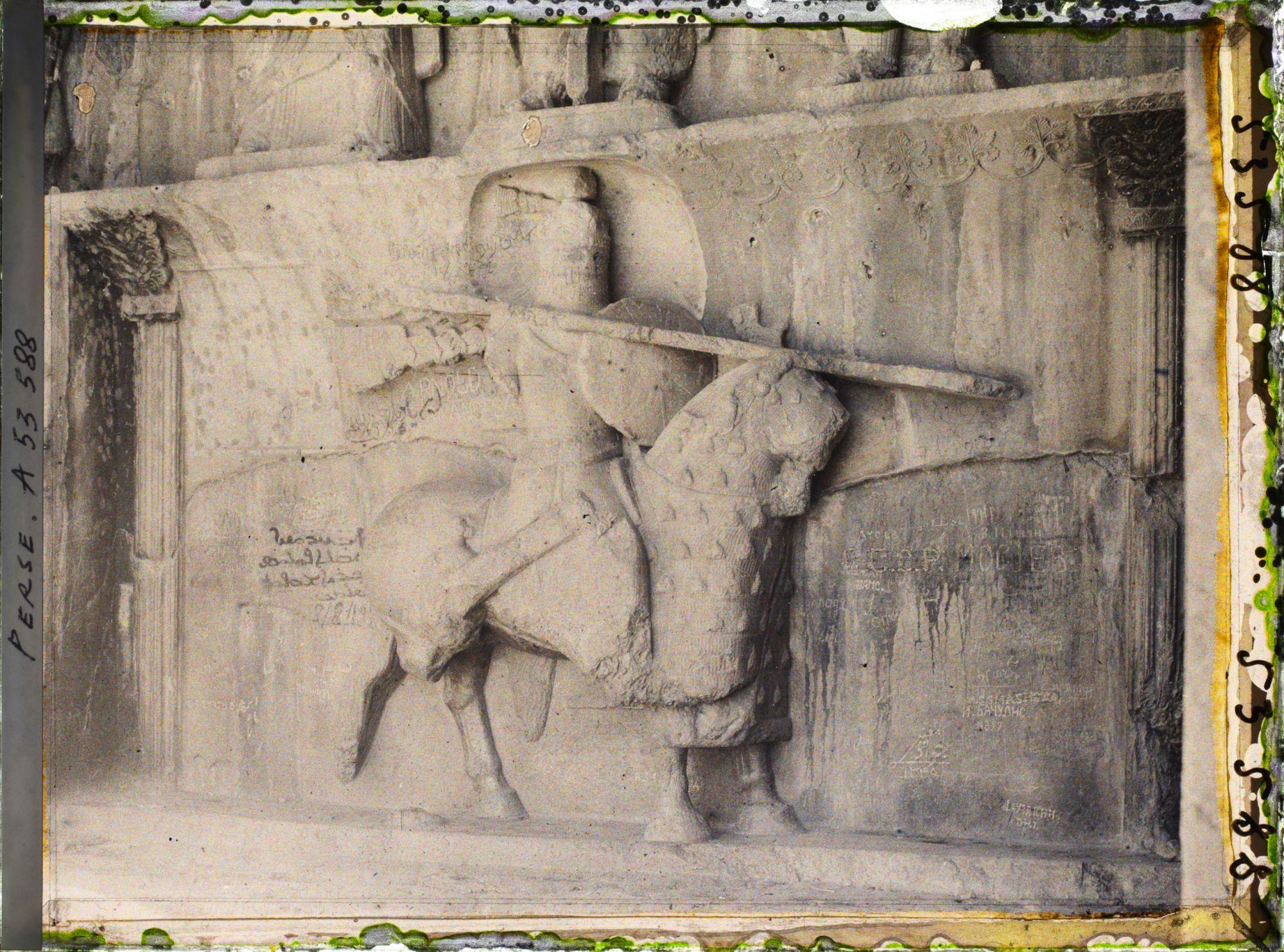 Image représentant Partie basse de la grande grotte : Khosro II en armure avec casque et cotte de maille, sur son cheval Schabdiz