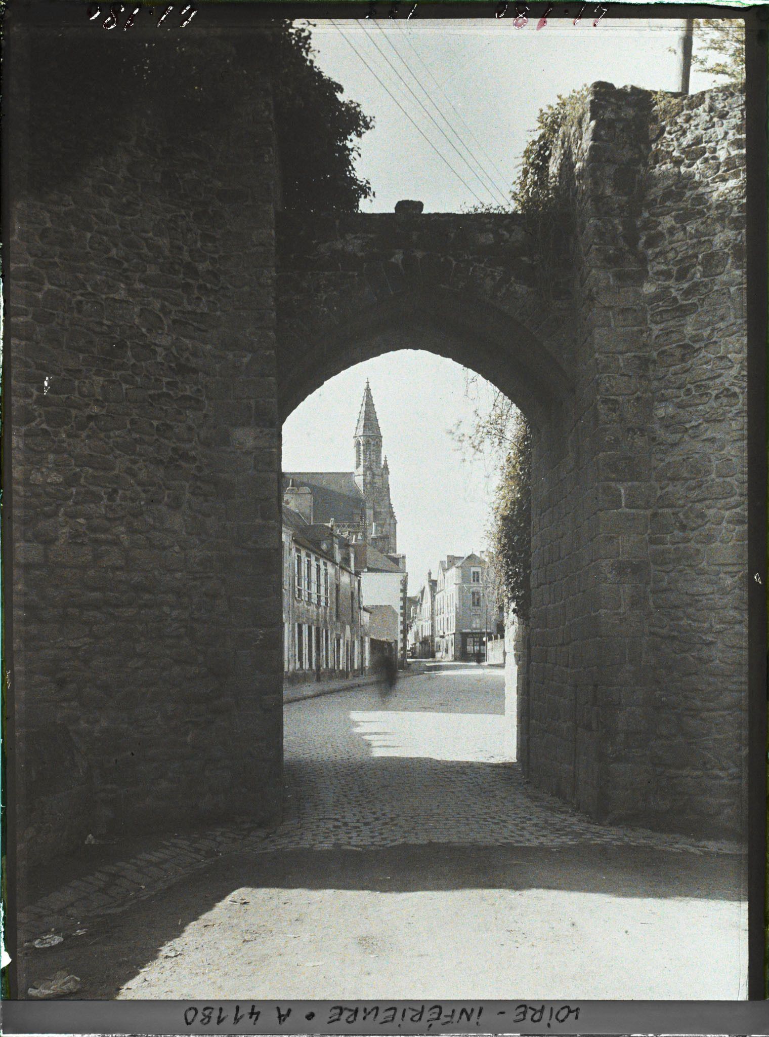 Image représentant La Porte Vannetaise et la collégiale Saint-Aubin
