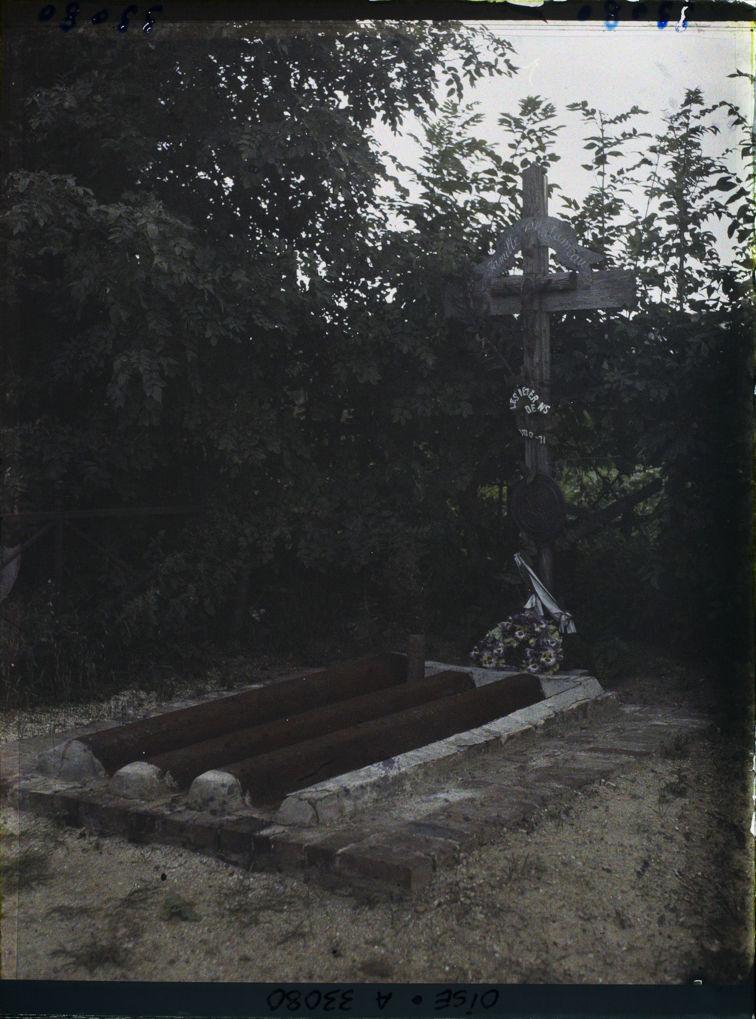 Image représentant France, Boulogne la Grasse, Tombe recouverte avec une tôle moulée