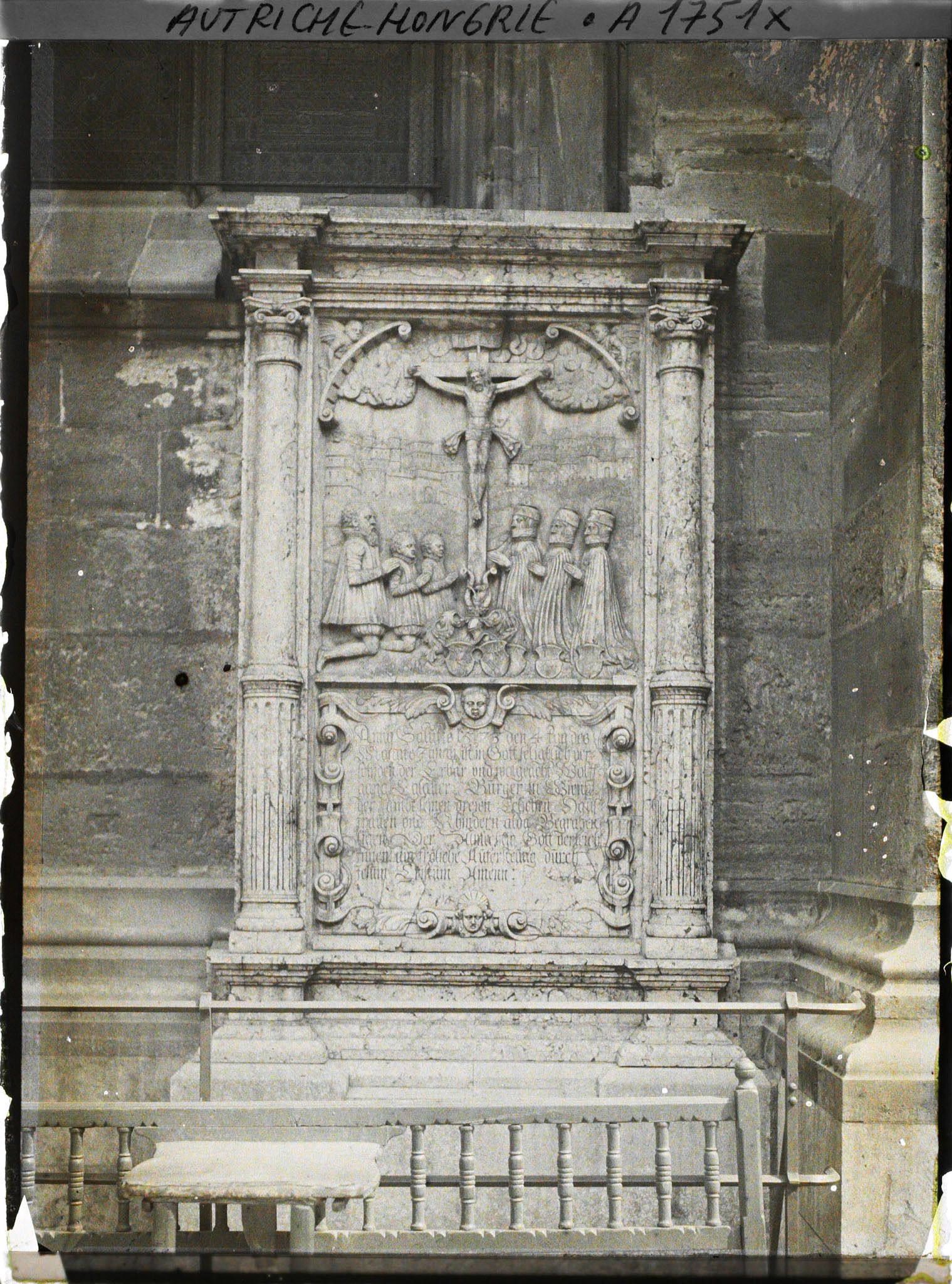Image représentant Autriche Hongrie, Vienne, Sta Stefanskirche : monument avec Calvaire s/ le côté de l'Eglise à l'extérieur