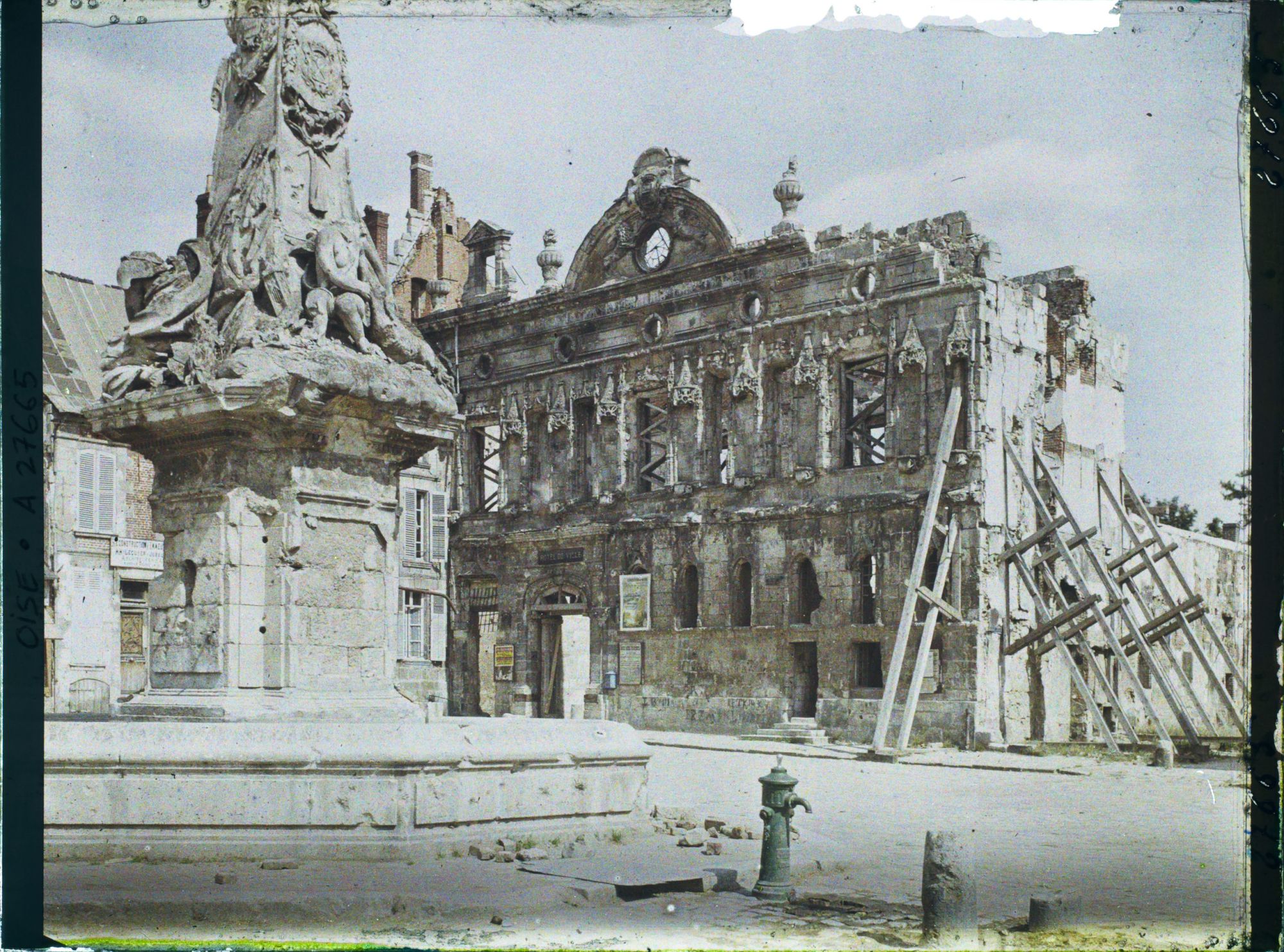 Image représentant France, Noyon, La Vieille Fontaine et l'Hôtel de Ville plus gros