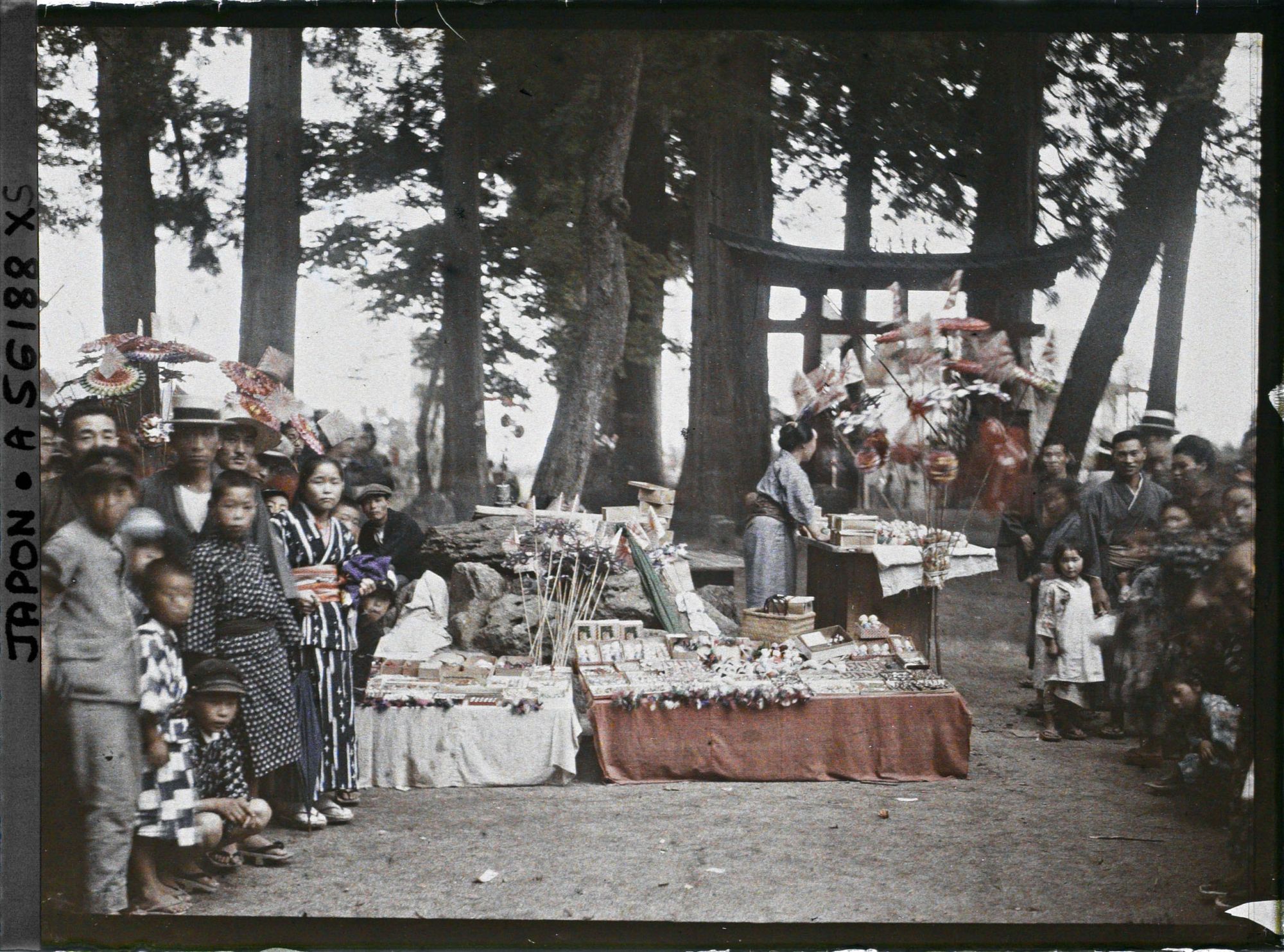 Image représentant Marchande de poupées, jouets et drapeaux aux abords d'un sanctuaire, le jour de la fête du village