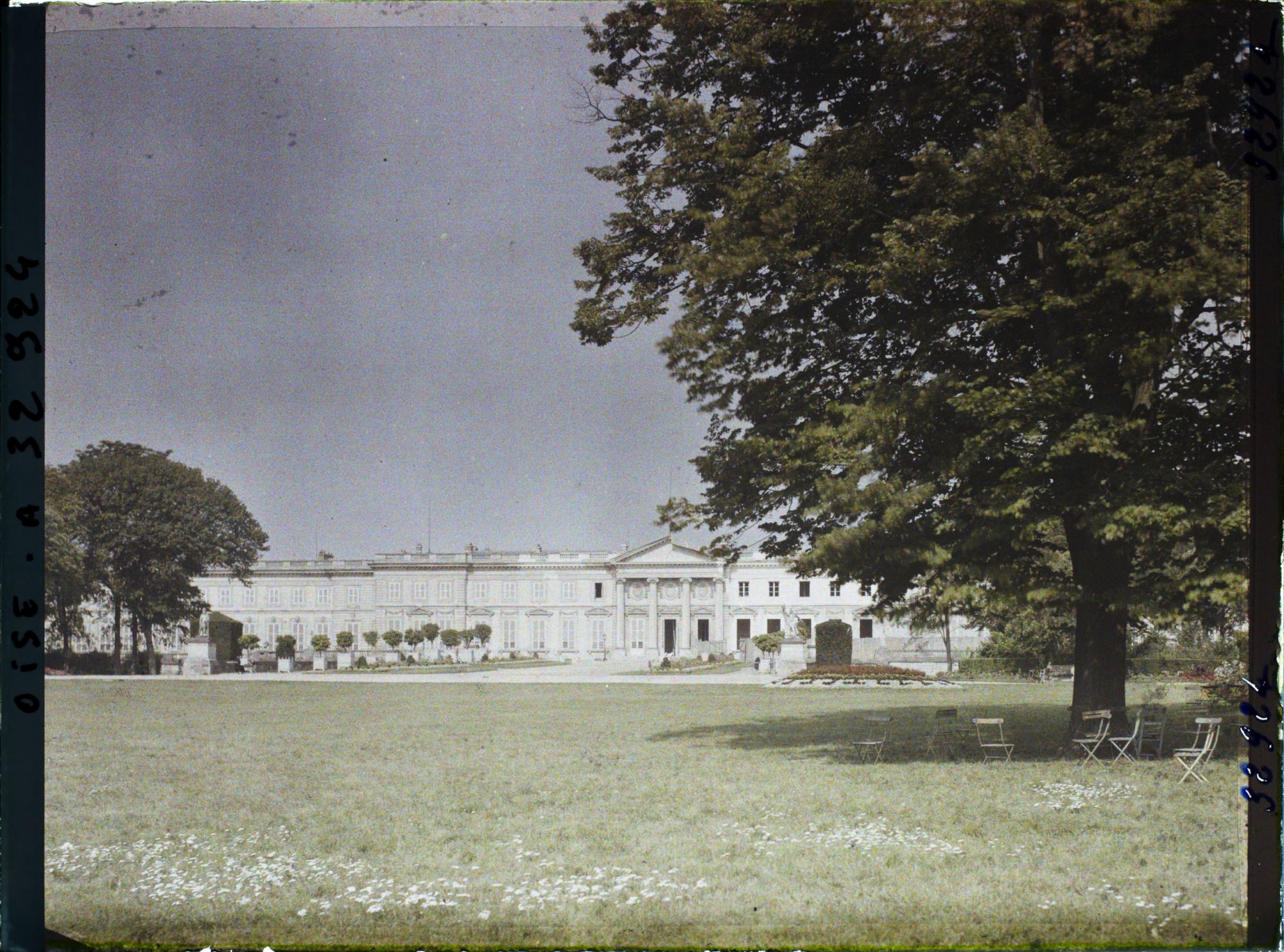 Image représentant France, Compiègne, Façade du Château prise de l'Avenue des Beaux Monts
