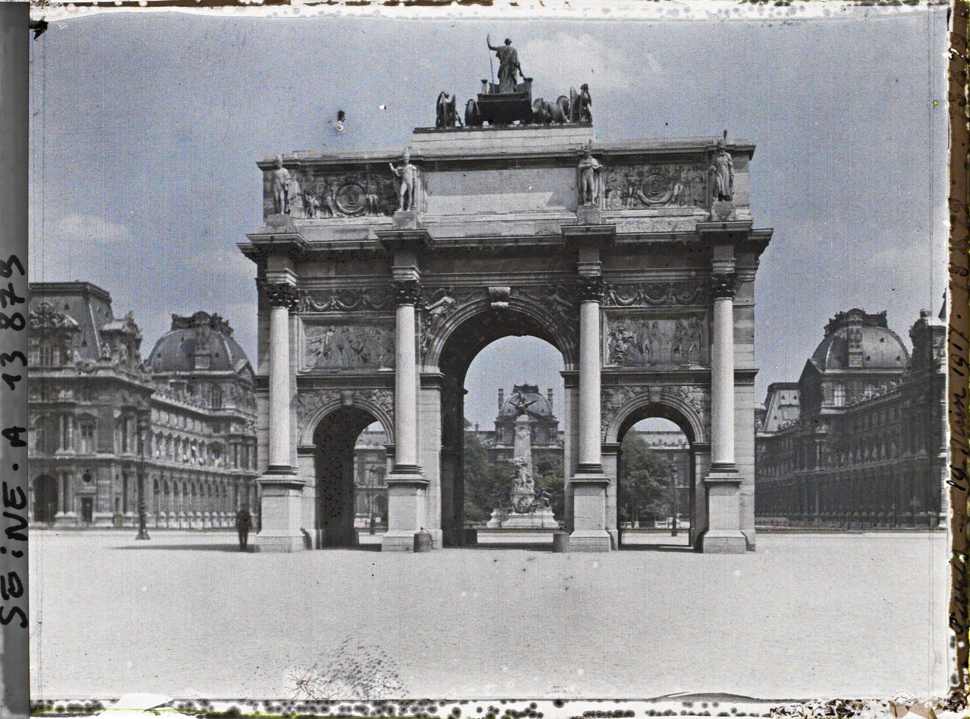 Image représentant Le Carrousel du Louvre, le monument à Gambetta et le palais du Louvre