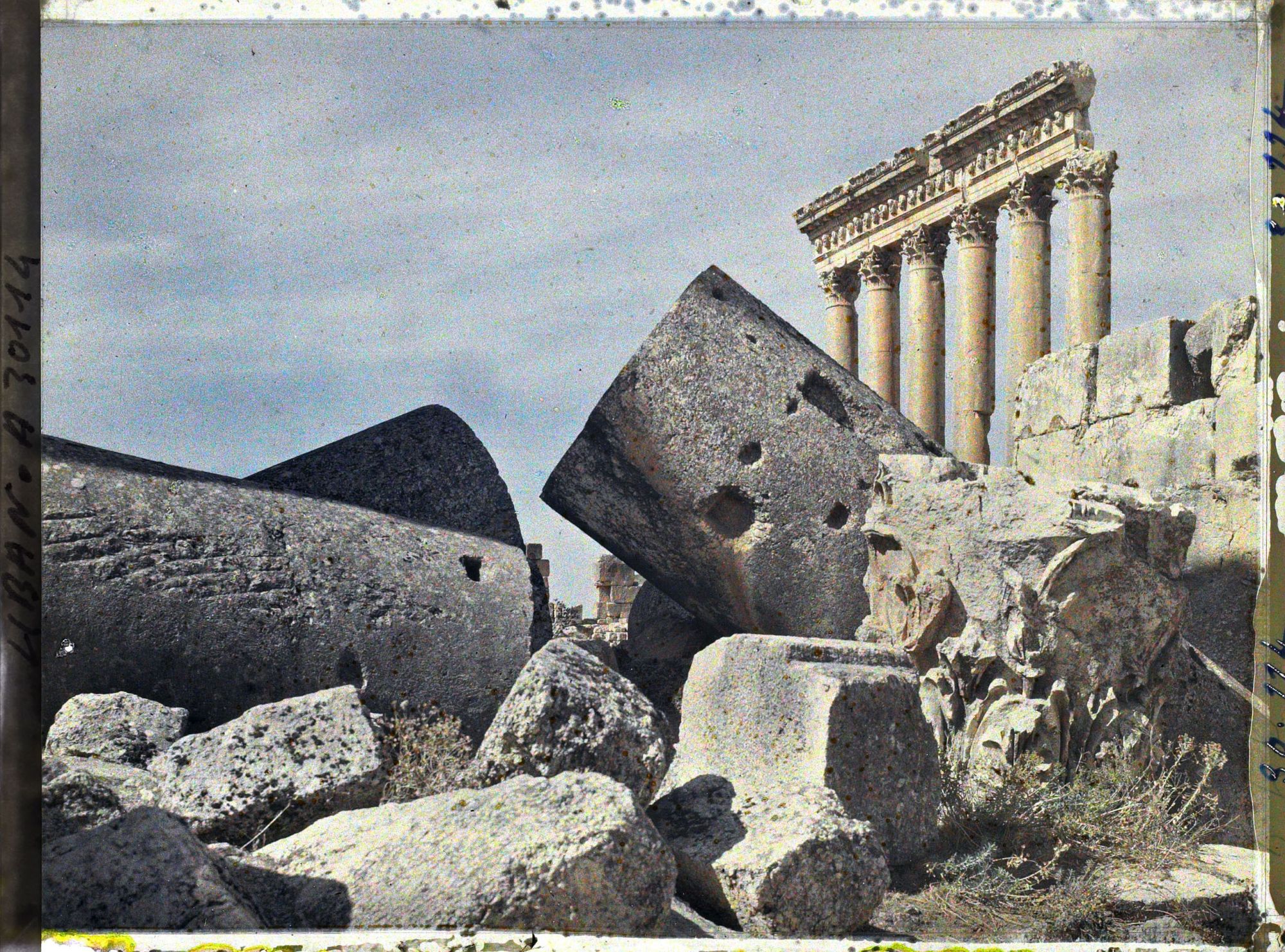 Image représentant Vue du côté externe des six colonnes restantes du péristyle méridional du sanctuaire du Temple de Jupiter Héliopolitain