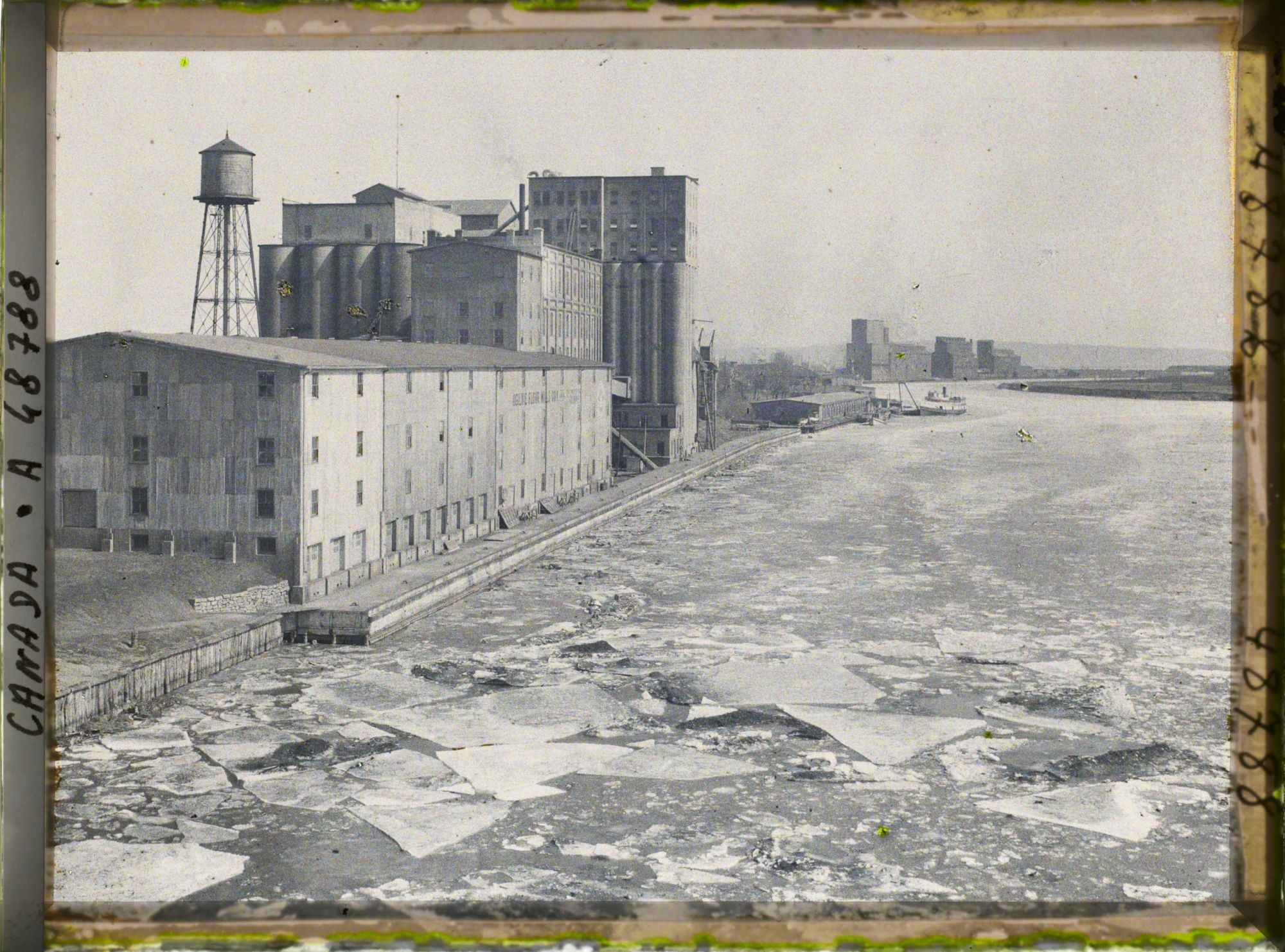 Image représentant Une vue s/ le Port et les Elévateurs et Moulins