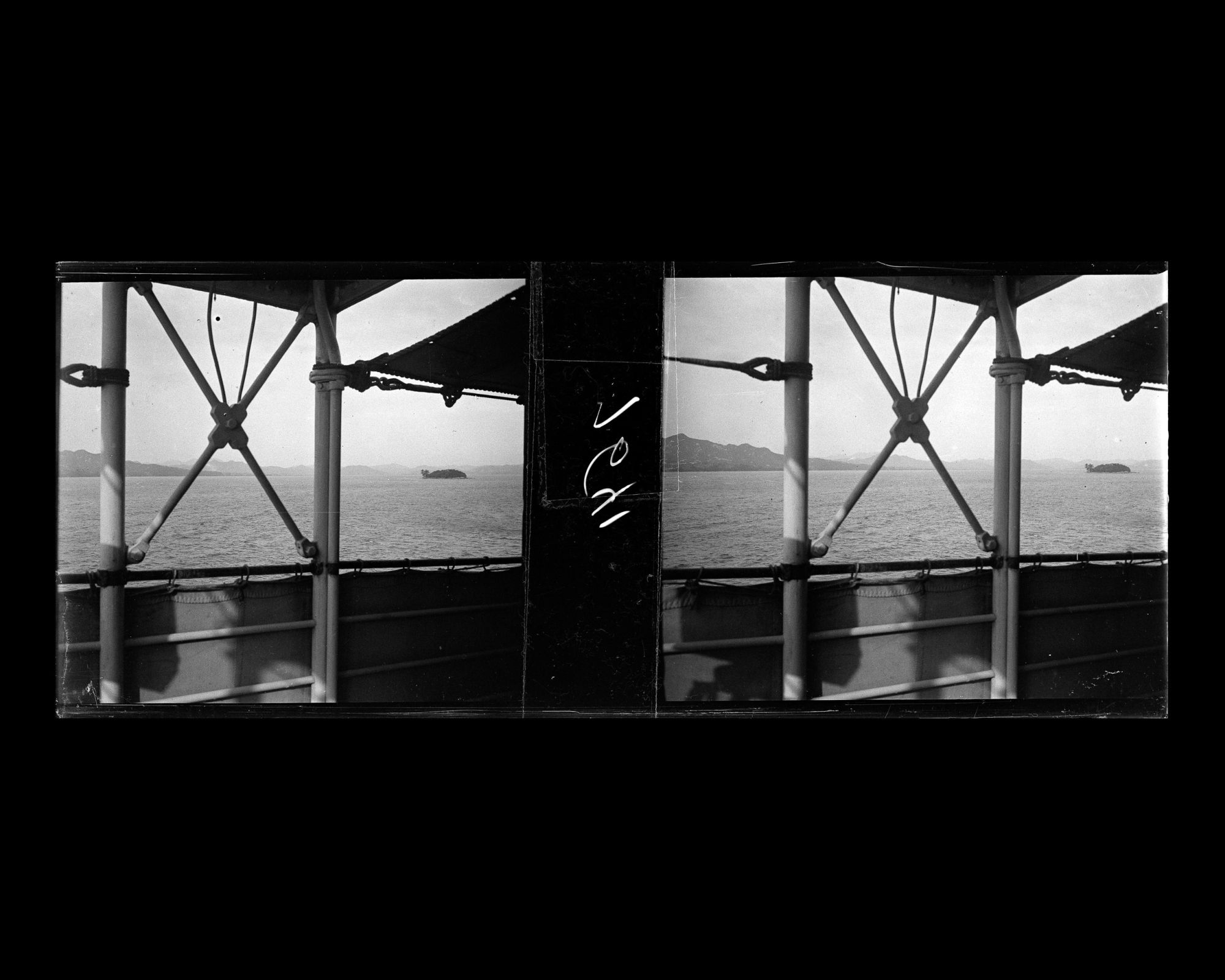 Image représentant La côte et les îles dans le bras de mer, vu depuis la passerelle du Koréa