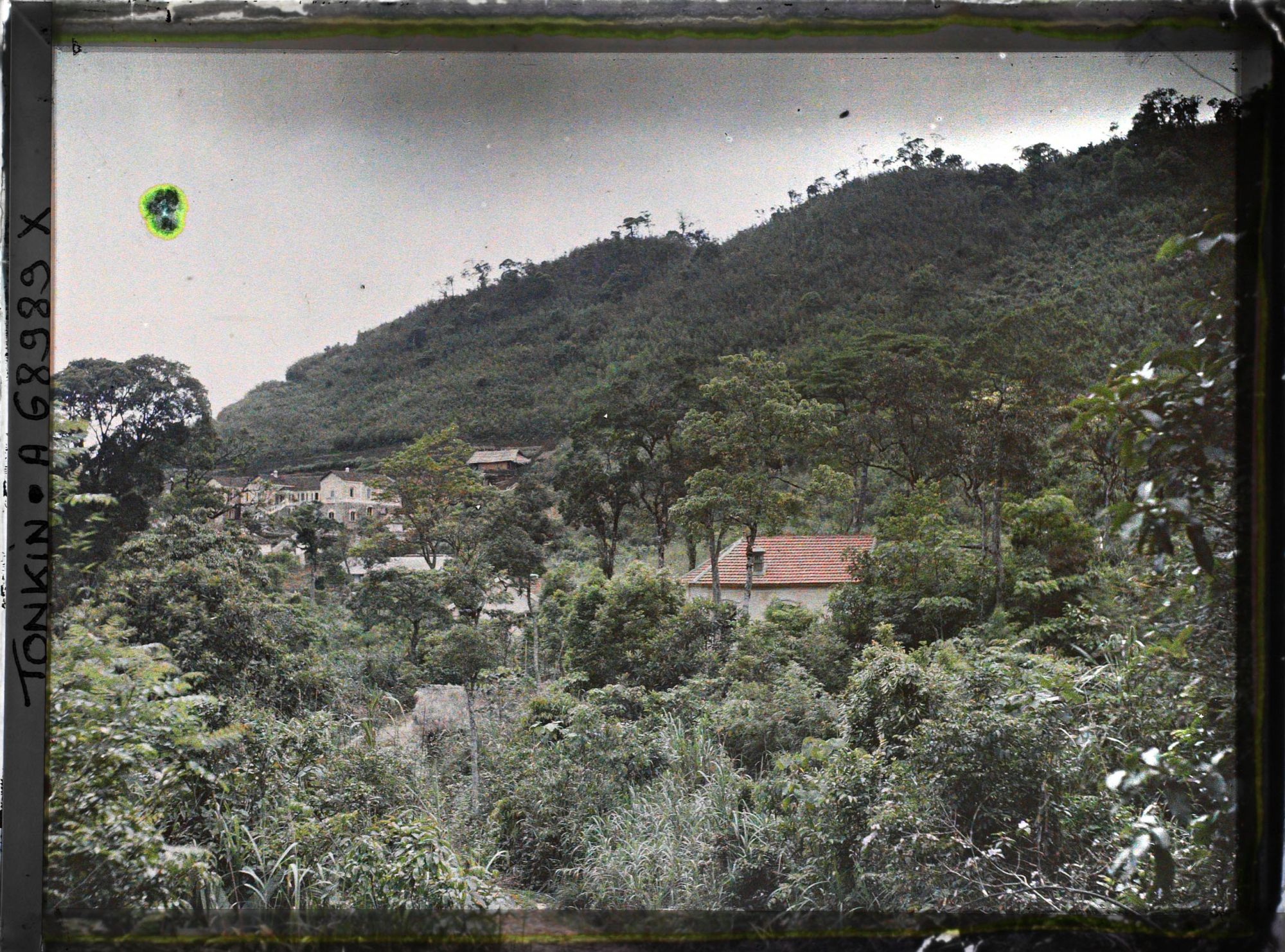 Image représentant La station d'altitude Ngan-toan (" Cascade d'argent "), dans le massif du Tam-dao (" Trois Sommets ")