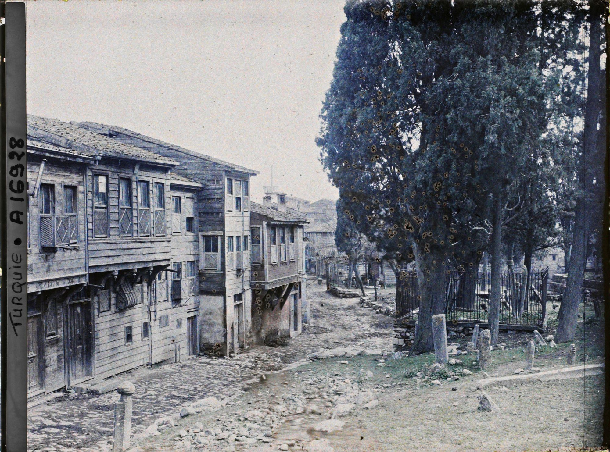 Image représentant Une rue près d'un cimetière dans le quartier de Kasimpasa