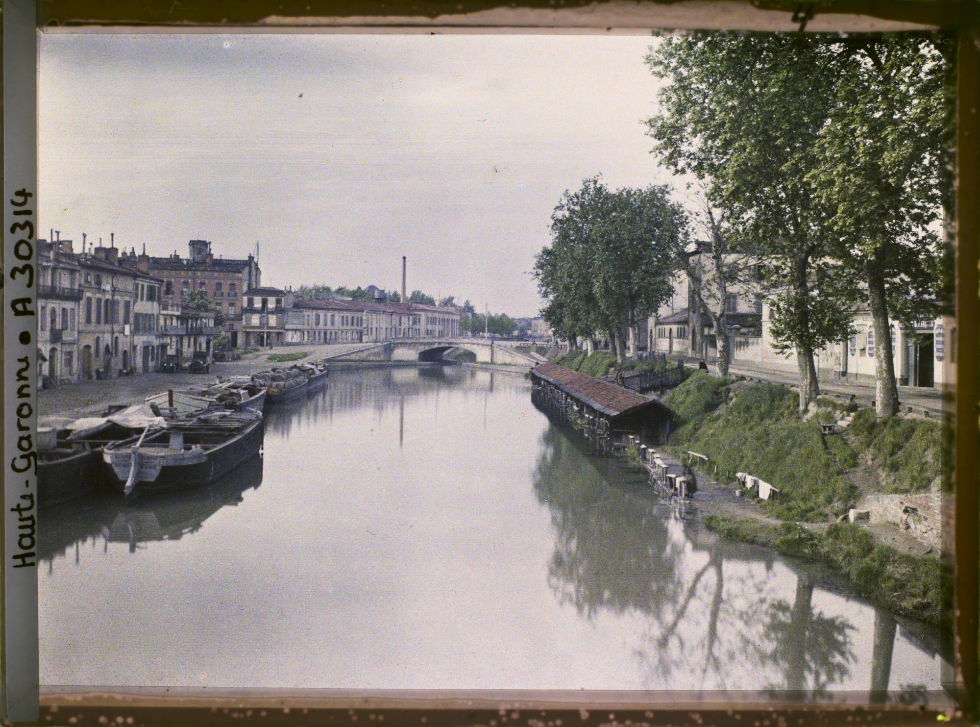 Image représentant Lavoirs et barques le long du canal du Midi