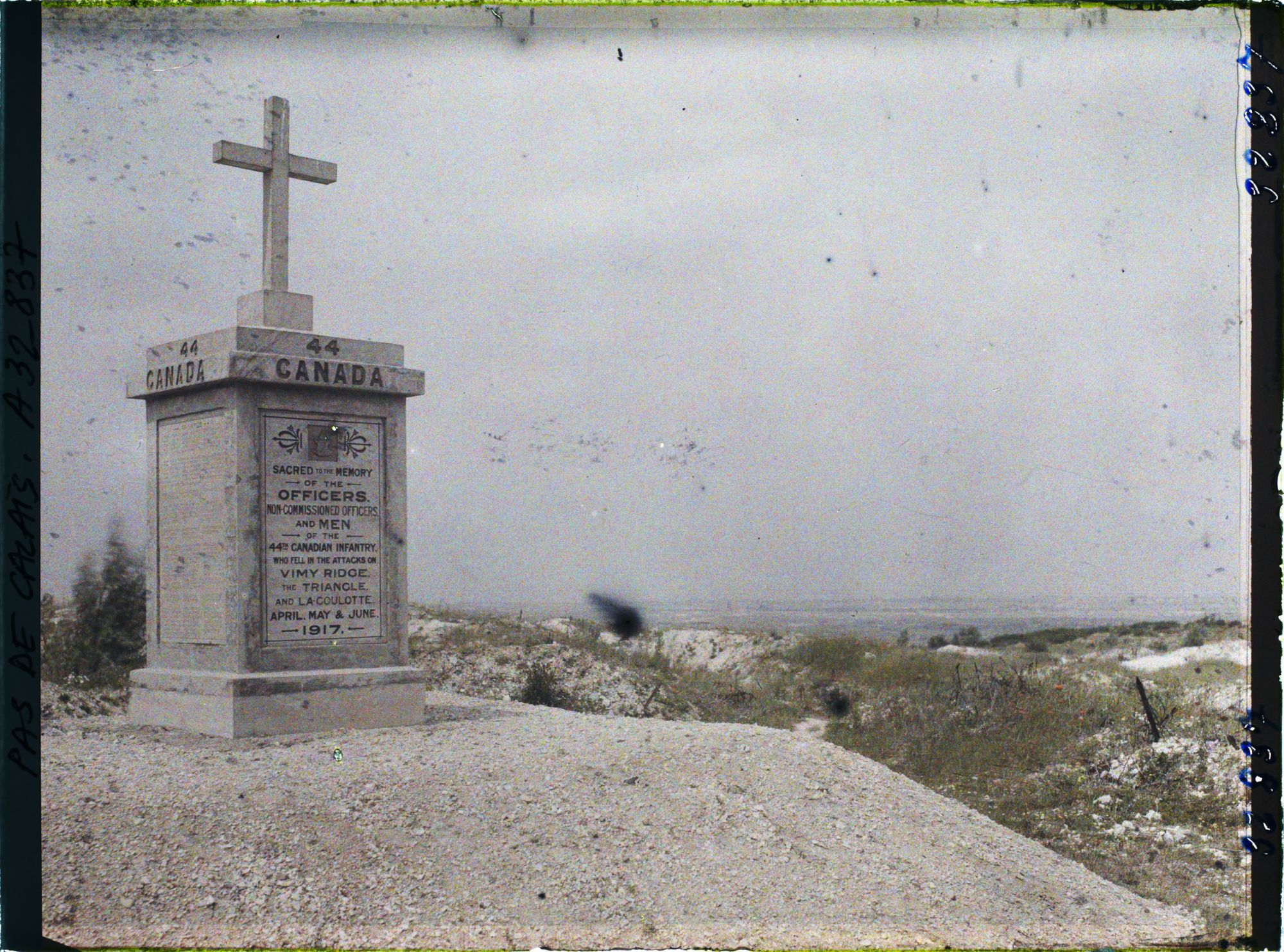Image représentant France, Givenchy en Goelle, Monument au 44e Canadien élevé sur la Crête de Vimy. Cote 119