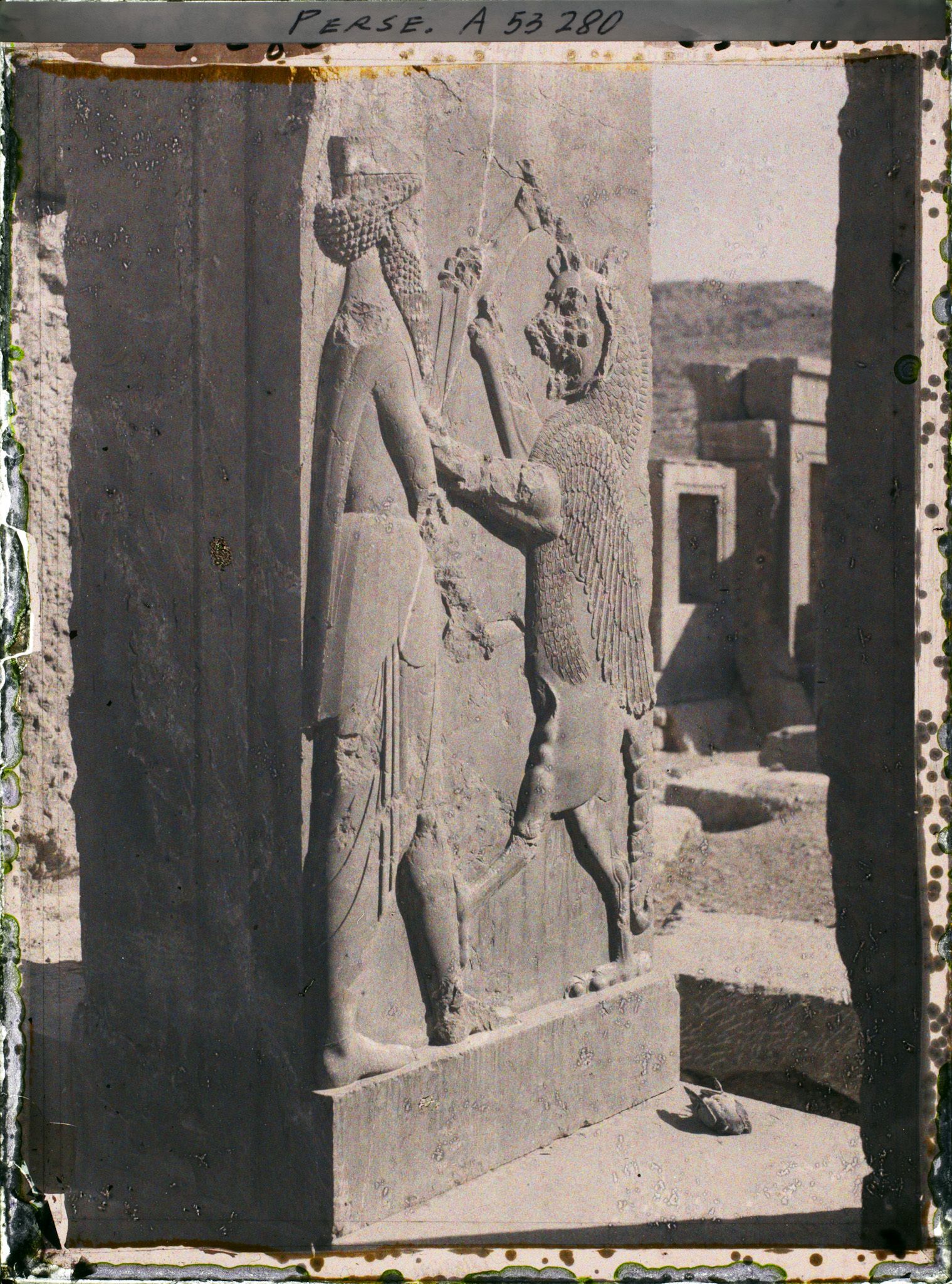 Image représentant Bas-relief représentant Darius 1er luttant contre un animal fabuleux (lion ailé) symbolisant les forces du mal, palais du Tatchara