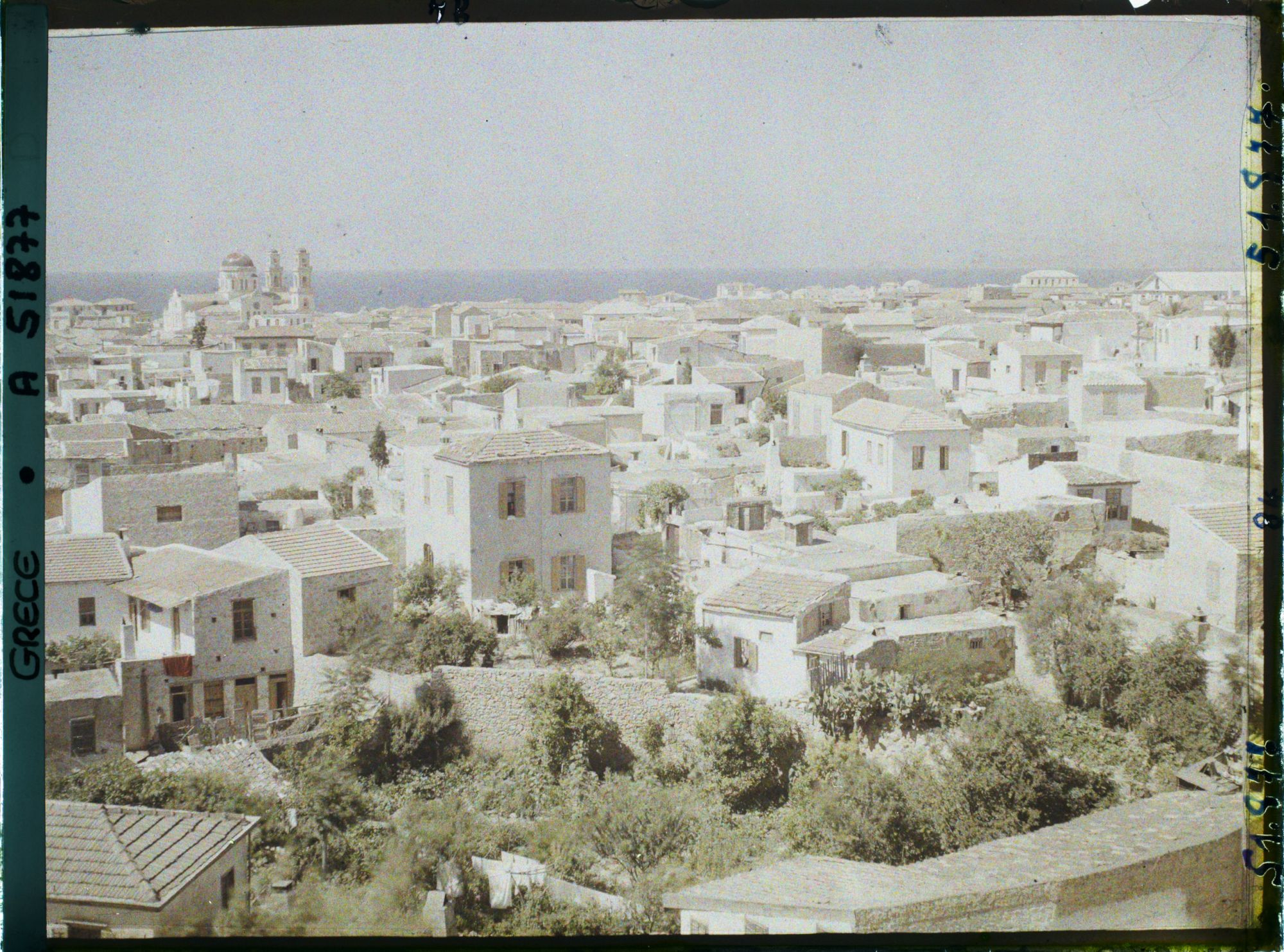 Image représentant Panorama sur la ville depuis les remparts vénitiens. A gauche, la cathédrale Agios Minas
