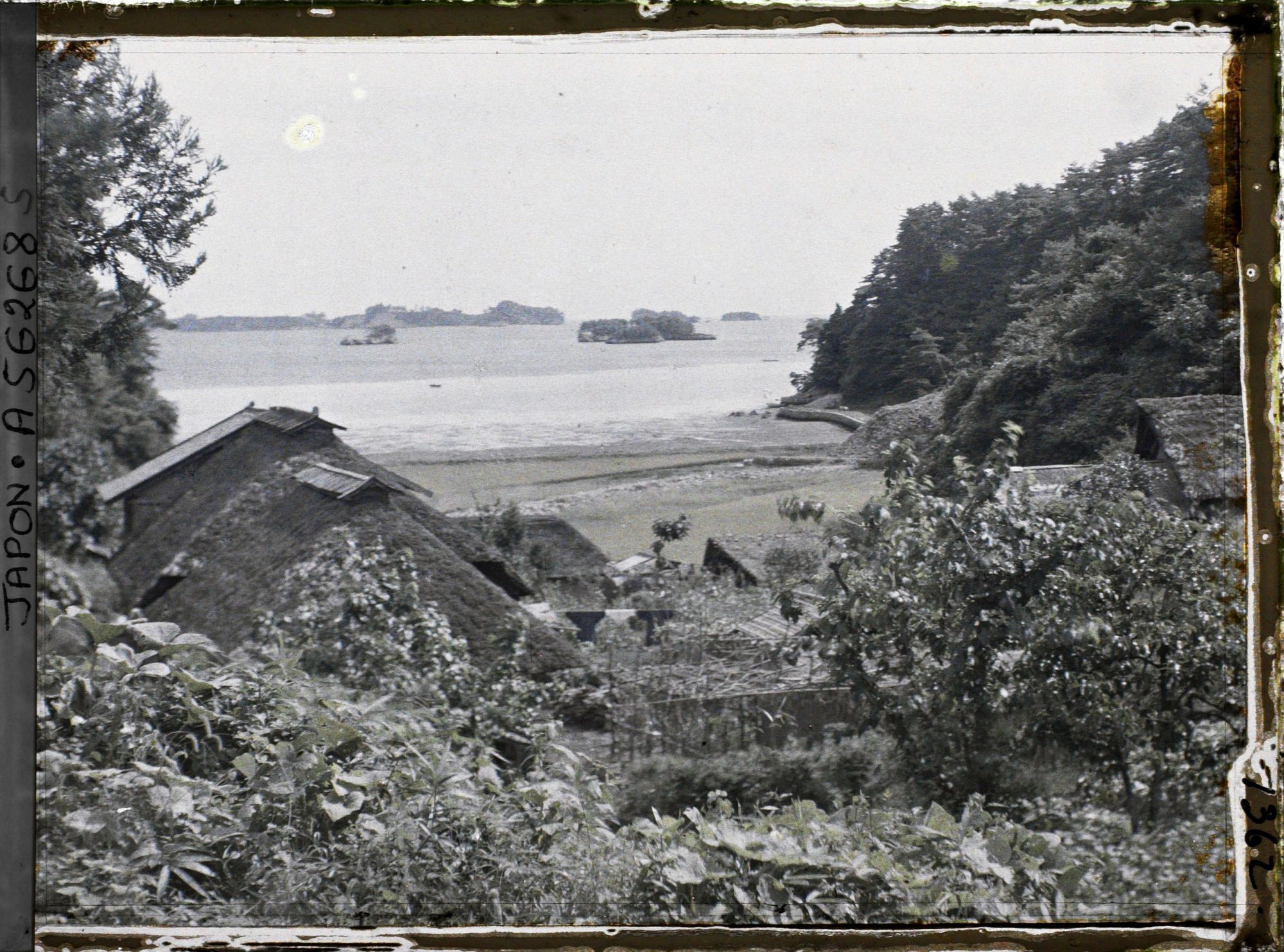 Image représentant La baie de Matsushima, vue d'un village juste au sud de l'île Oshima