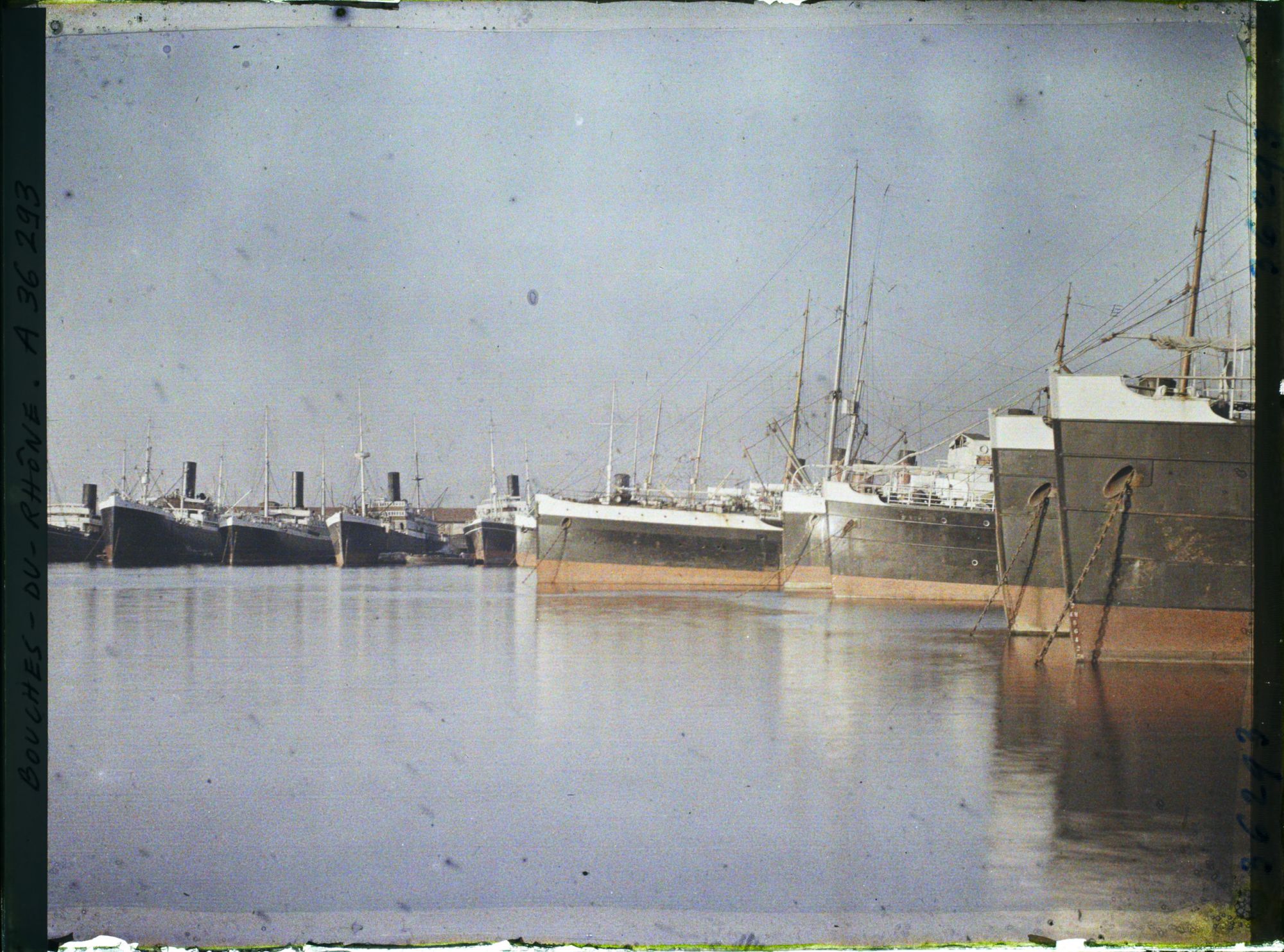 Image représentant Les paquebots le soir dans le bassin de la Joliette