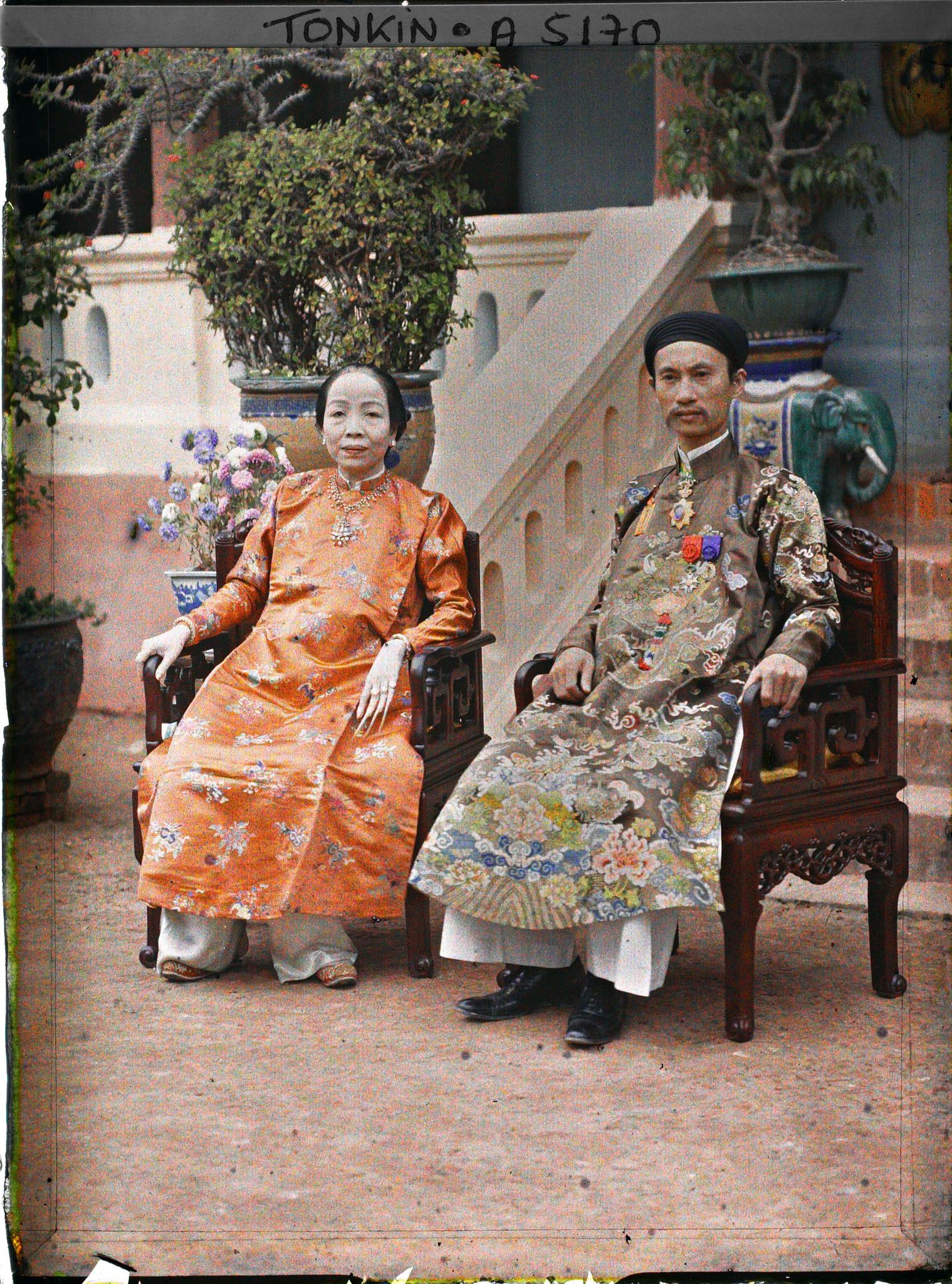 Image représentant Le Tông-dôc (gouverneur) de la province, M. Hoang Trong Phu et son épouse, devant leur villa