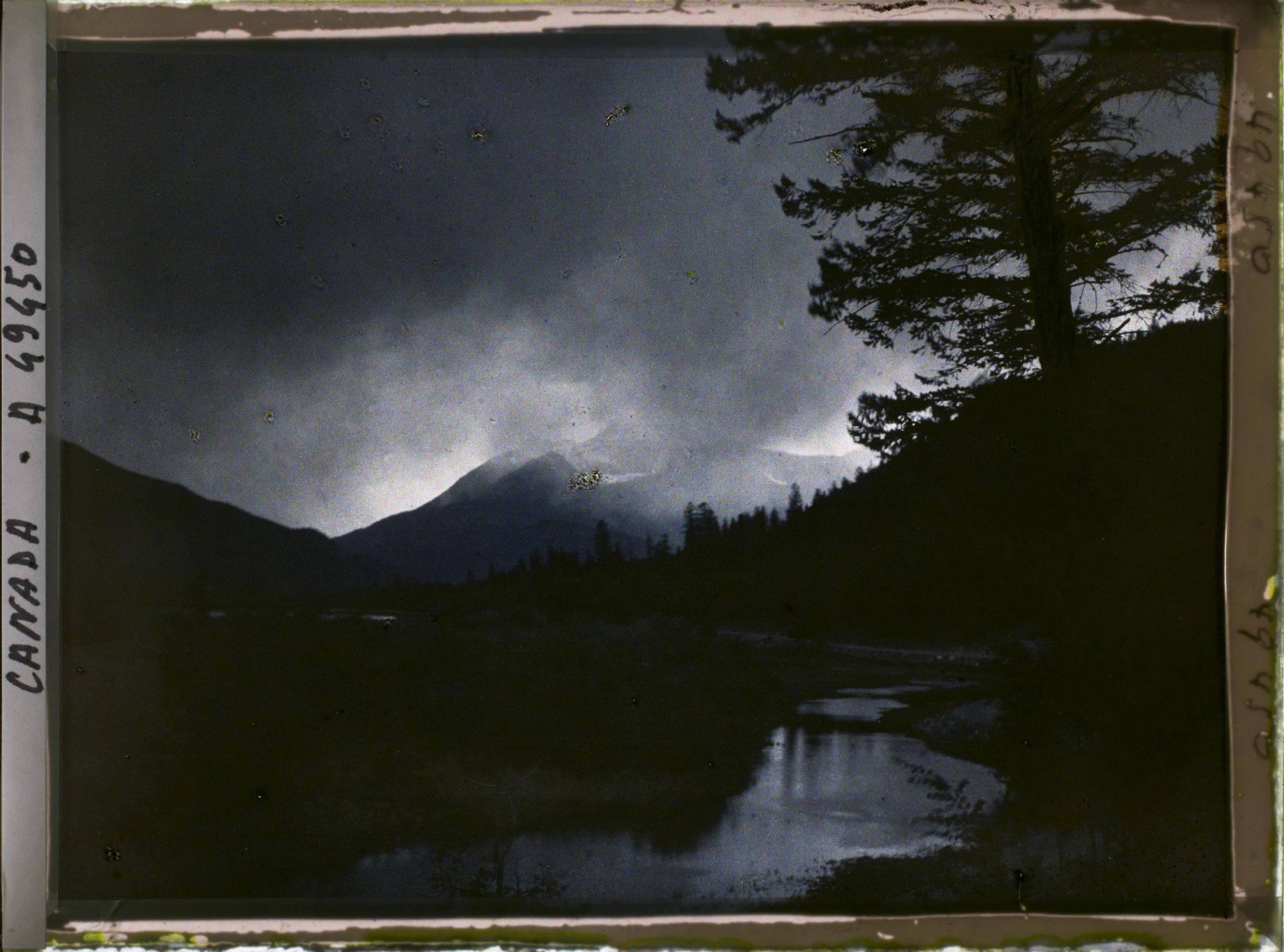 Image représentant Canada, Banff, Un orage se prépare sur le Massive