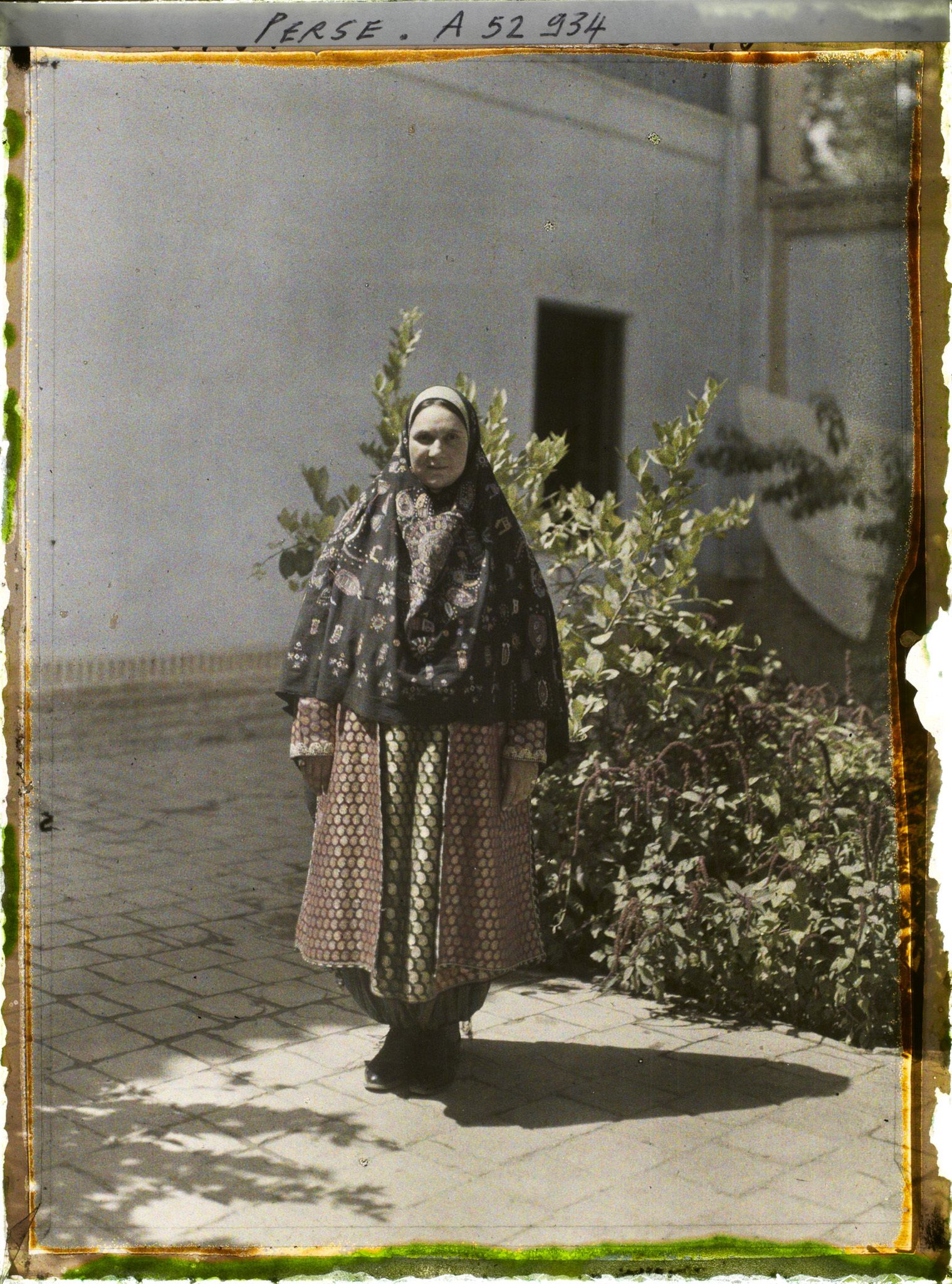 Image représentant Femme guèbre en costume traditionnel