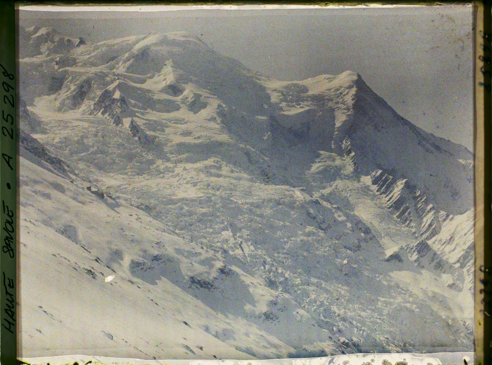 Image représentant France Les Alpes, Le Plan de l'aiguille, Le Mt Blanc, le Dôme et l'aige du Goûter, le Glacier Supérieur des Bossons