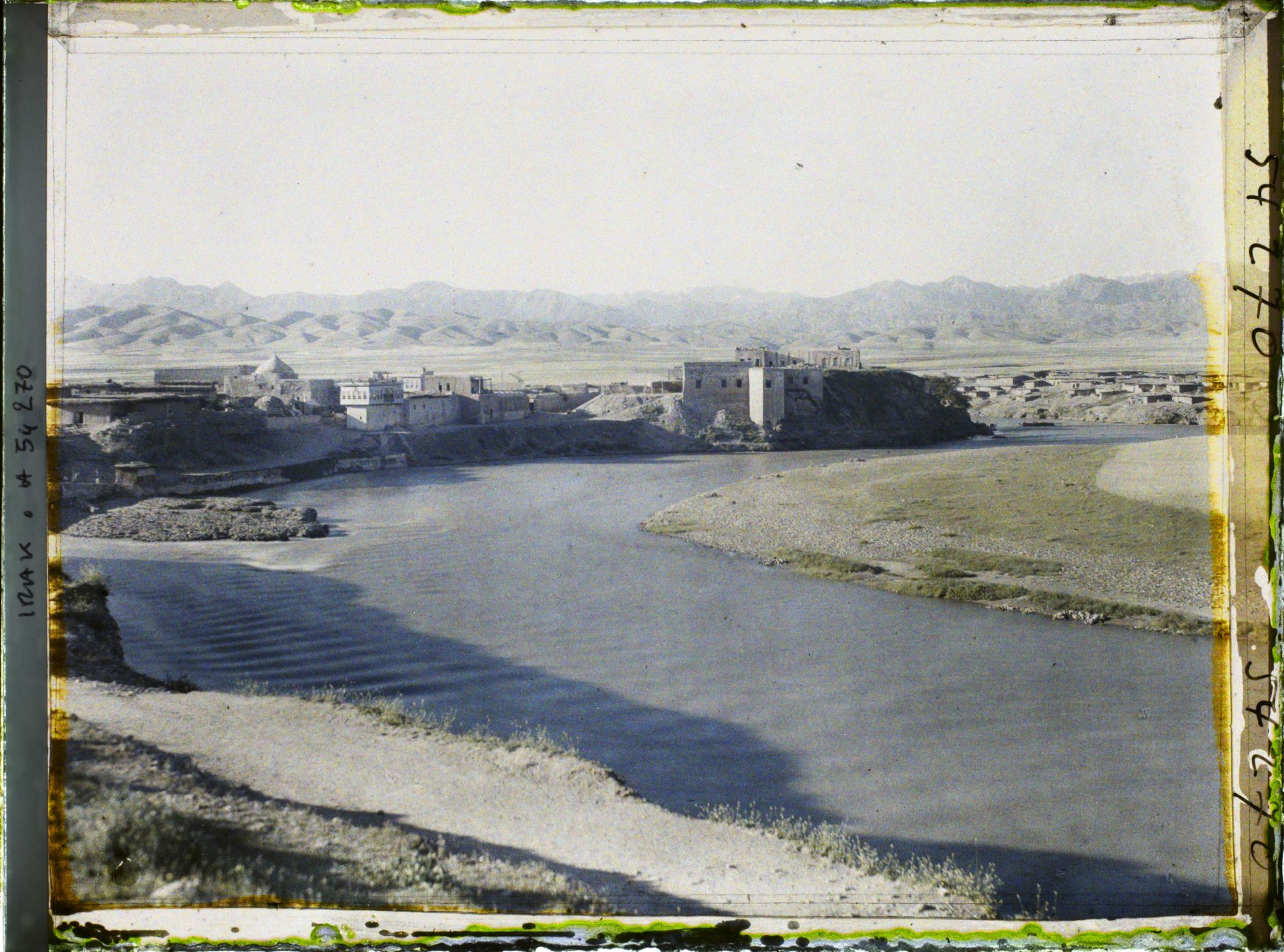 Image représentant Le village, la rivière Khabur au pied des montagnes (chaîne du Zagros, frontière du Kurdistan)