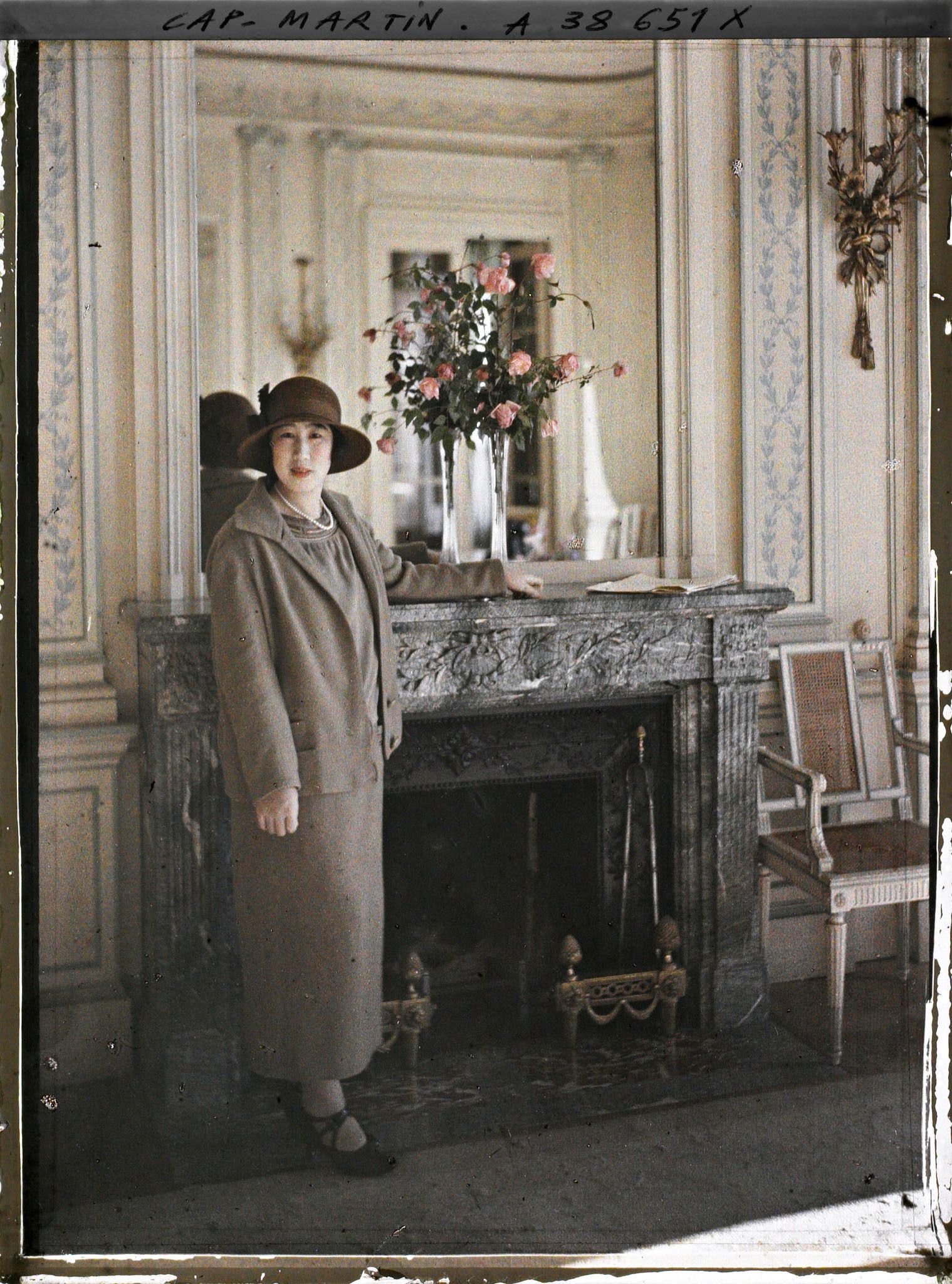 Image représentant Madame Nagaoka, invitée par Albert Kahn dans un salon de sa villa