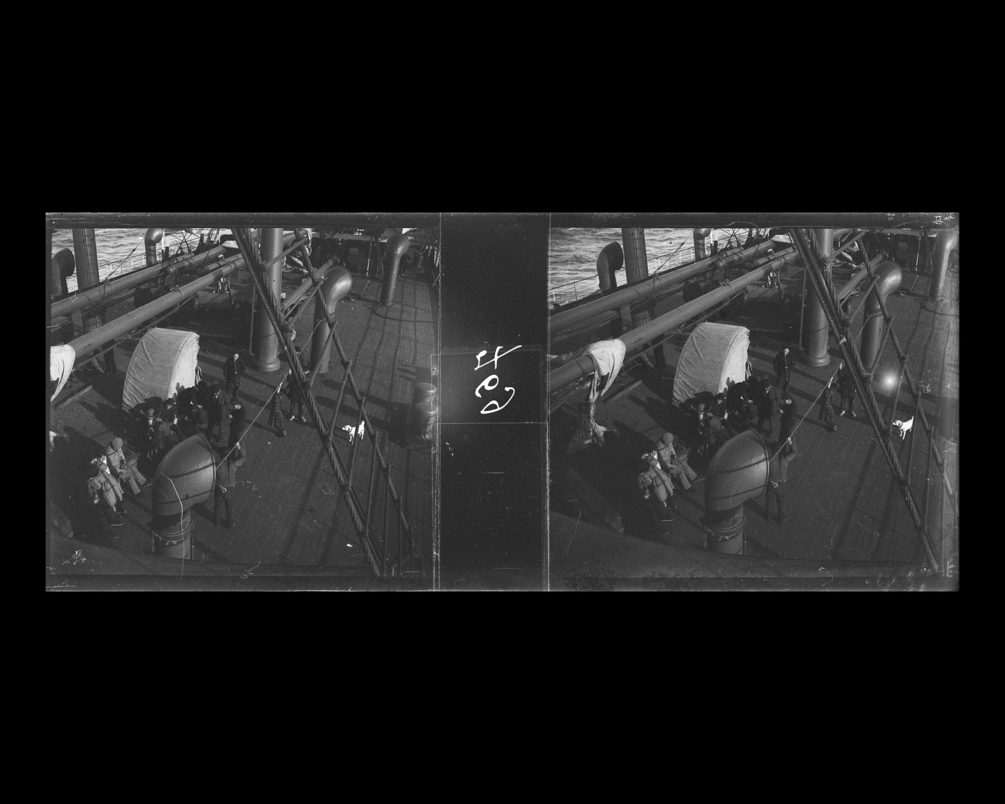 Image représentant Passagers sur le pont à l'arrière du navire