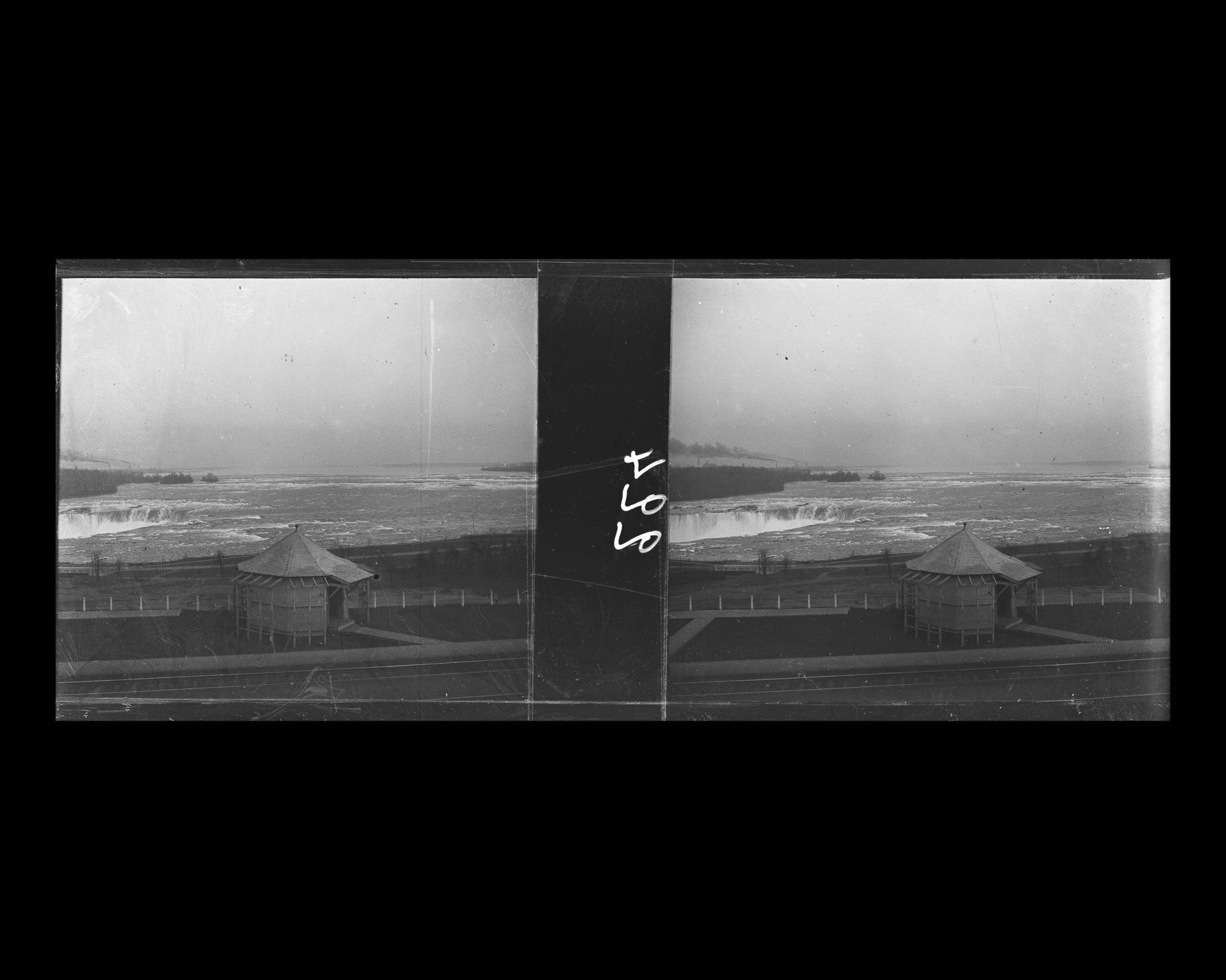 Image représentant Un kiosque à proximité de la chute du Fer à Cheval