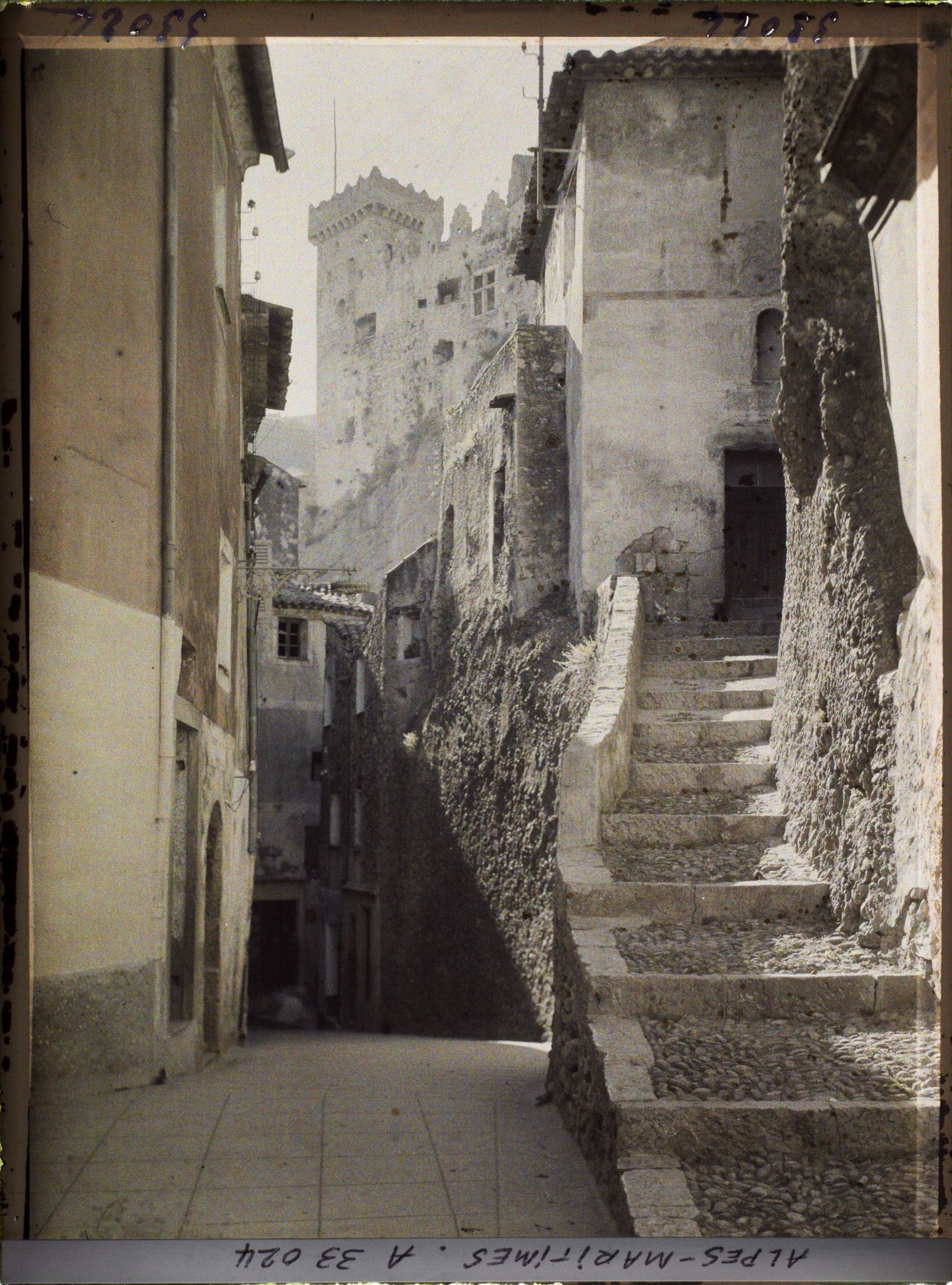 Image représentant Une rue du village dominée par le château
