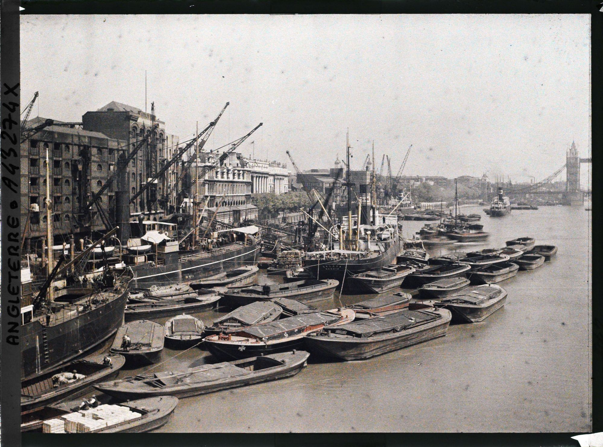 Image représentant Les docks vus du pont de Londres, au fond le Tower Bridge