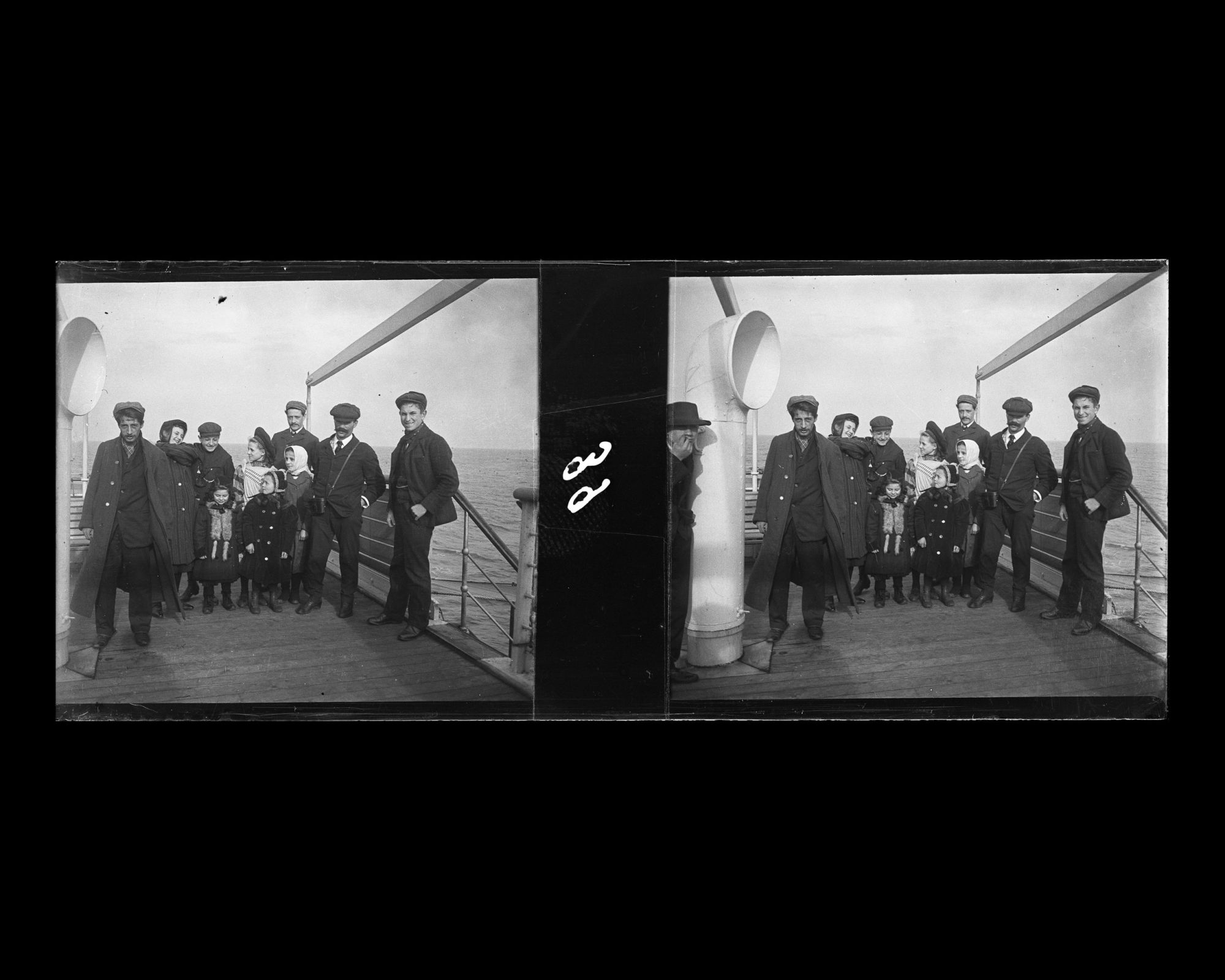 Image représentant Groupe de passagers des 2emes classes posant pour le photographe