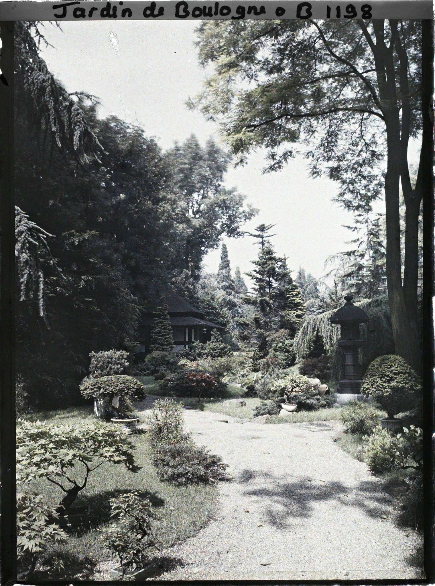 Image représentant Le " village japonais " vu depuis son entrée, côté jardin anglais