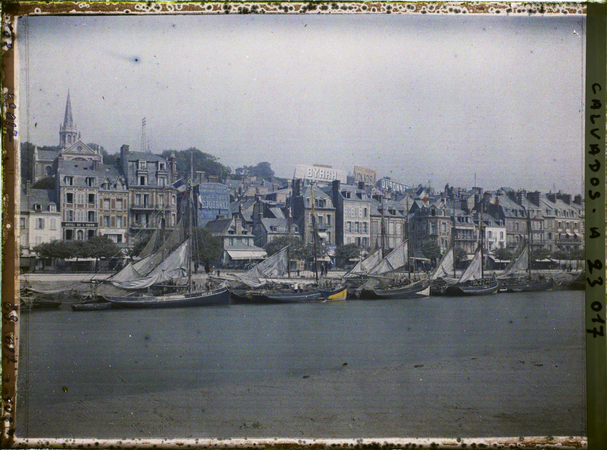 Image représentant Le port, les bateaux de pêche vue prise depuis la jetée de Deauville