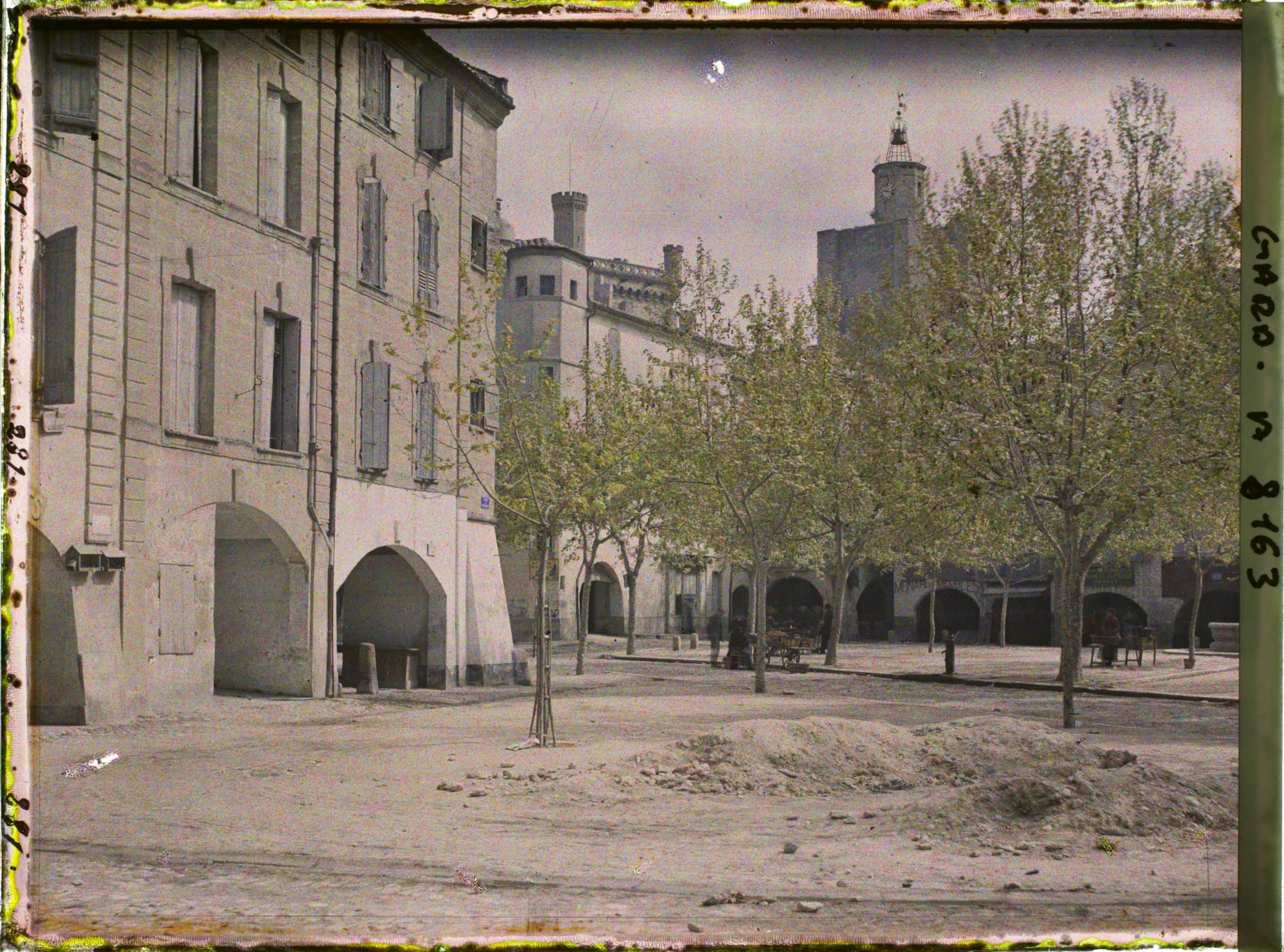 Image représentant La place de la République (devenue place aux Herbes) au second plan la tour de l'église Saint-Etienne