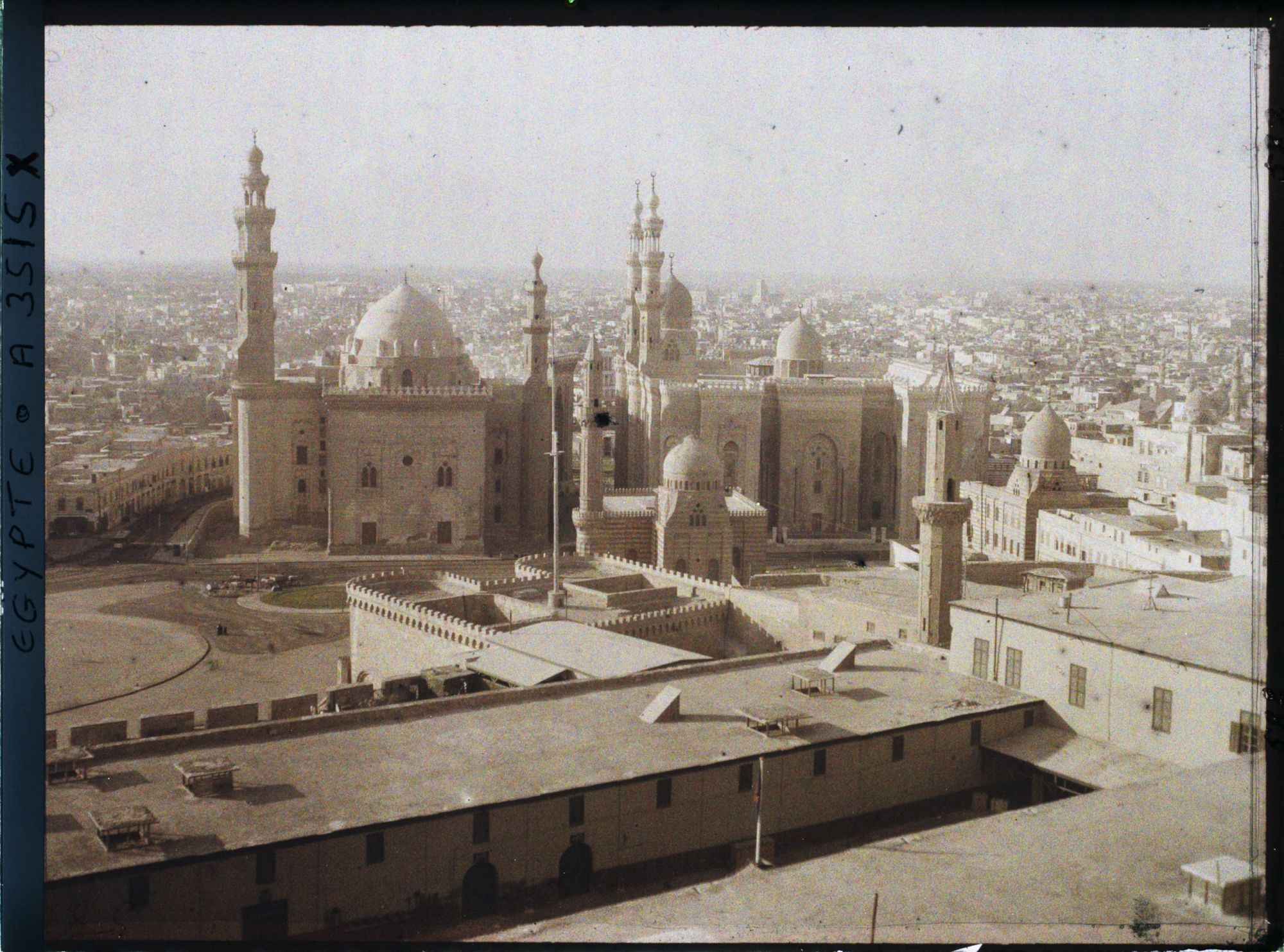 Image représentant Vue sur les mosquées de la place Rumêleh depuis la porte bab el Azab située sur la citadelle de Saladin