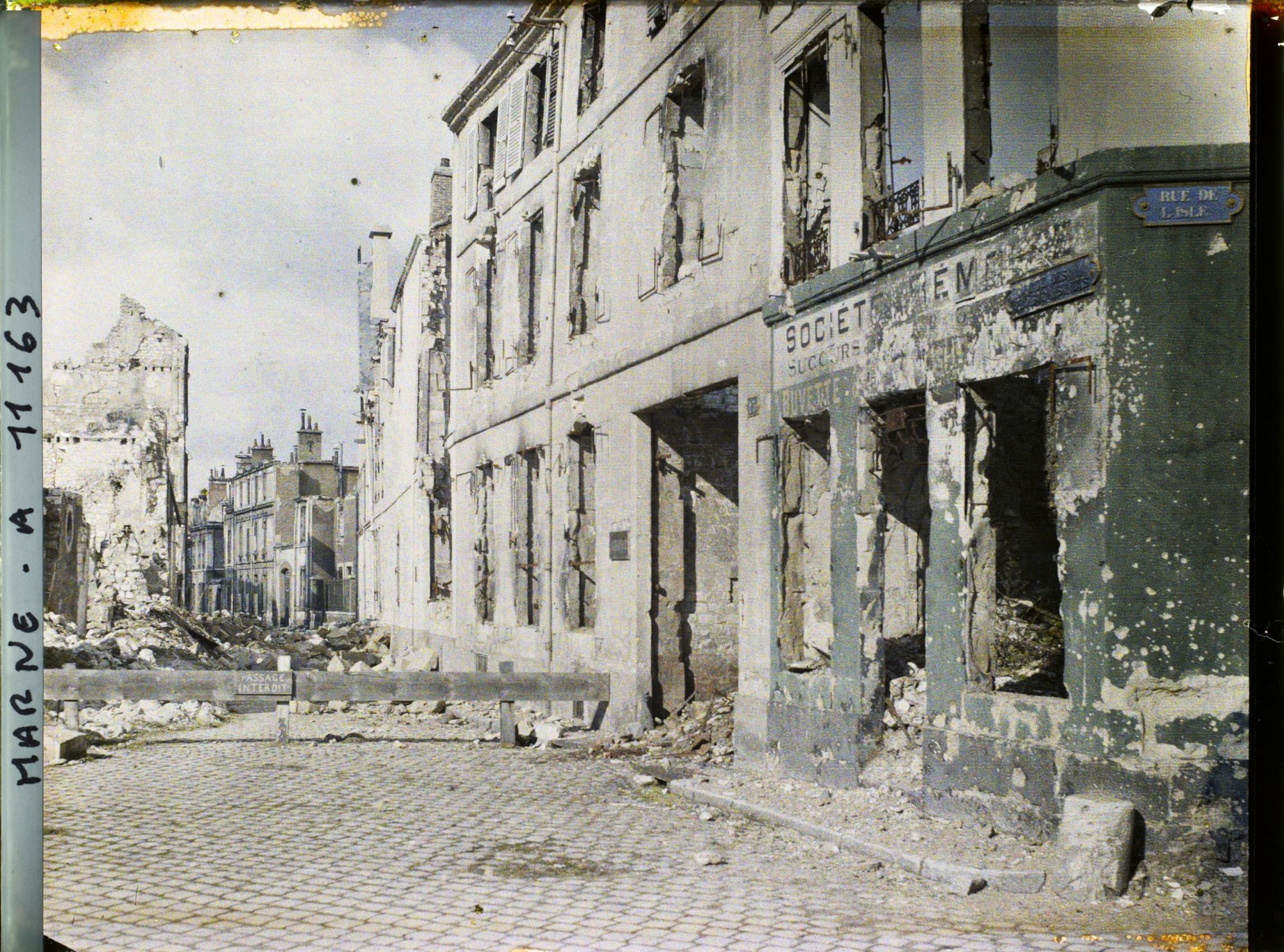 Image représentant Ruines à l'angle de la rue des Trois Raisinets et de la rue de l'Isle
