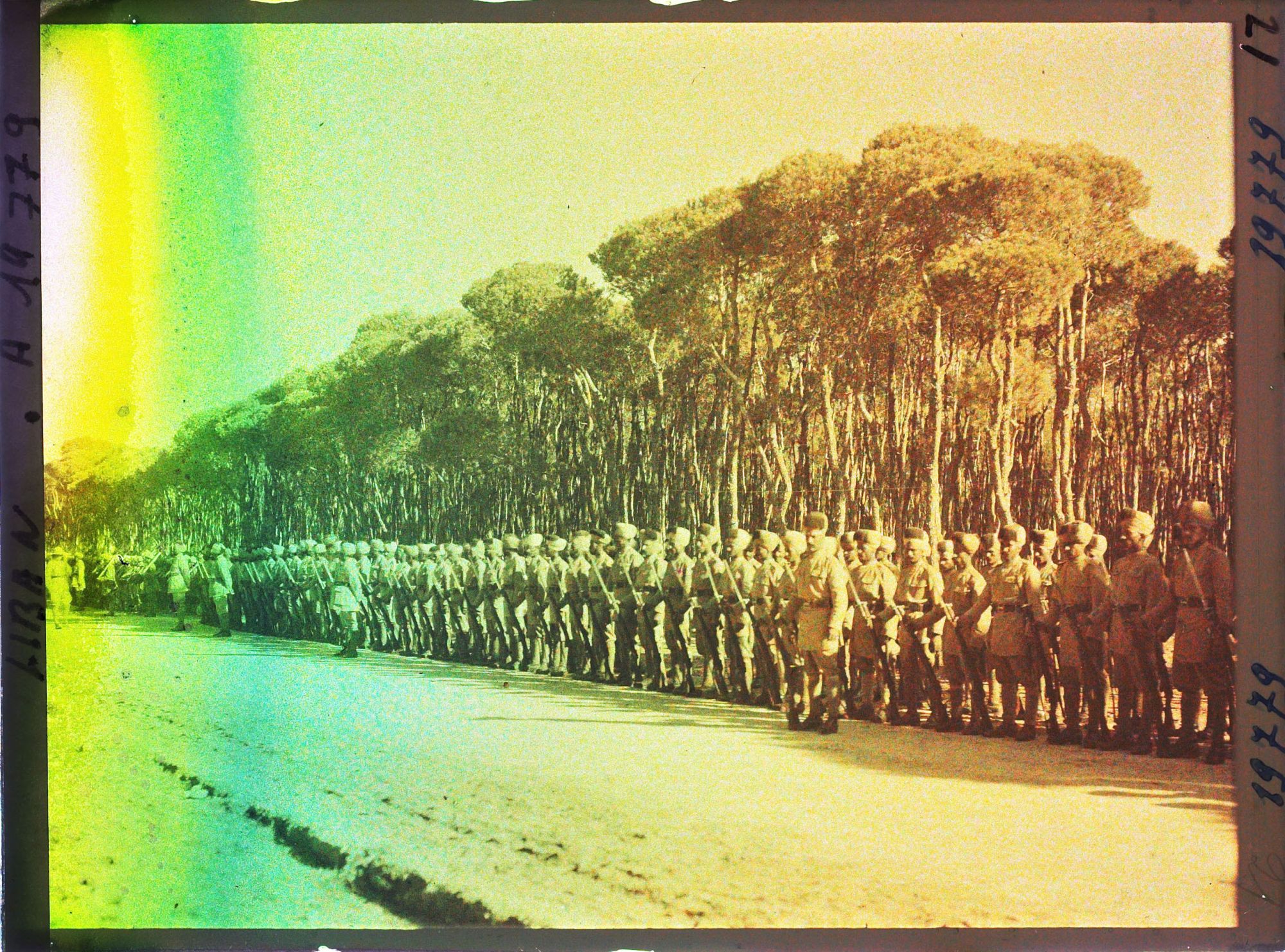 Image représentant Soldats indiens de l'armée britannique alliée passées en revue au bois des Pins par le général Gouraud, haut-commissaire de la République française