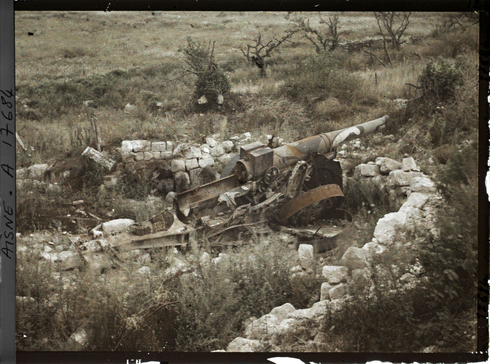 Image représentant France, Sancy, Près du village de Sancy, un canon abandonné (hors d'usage)