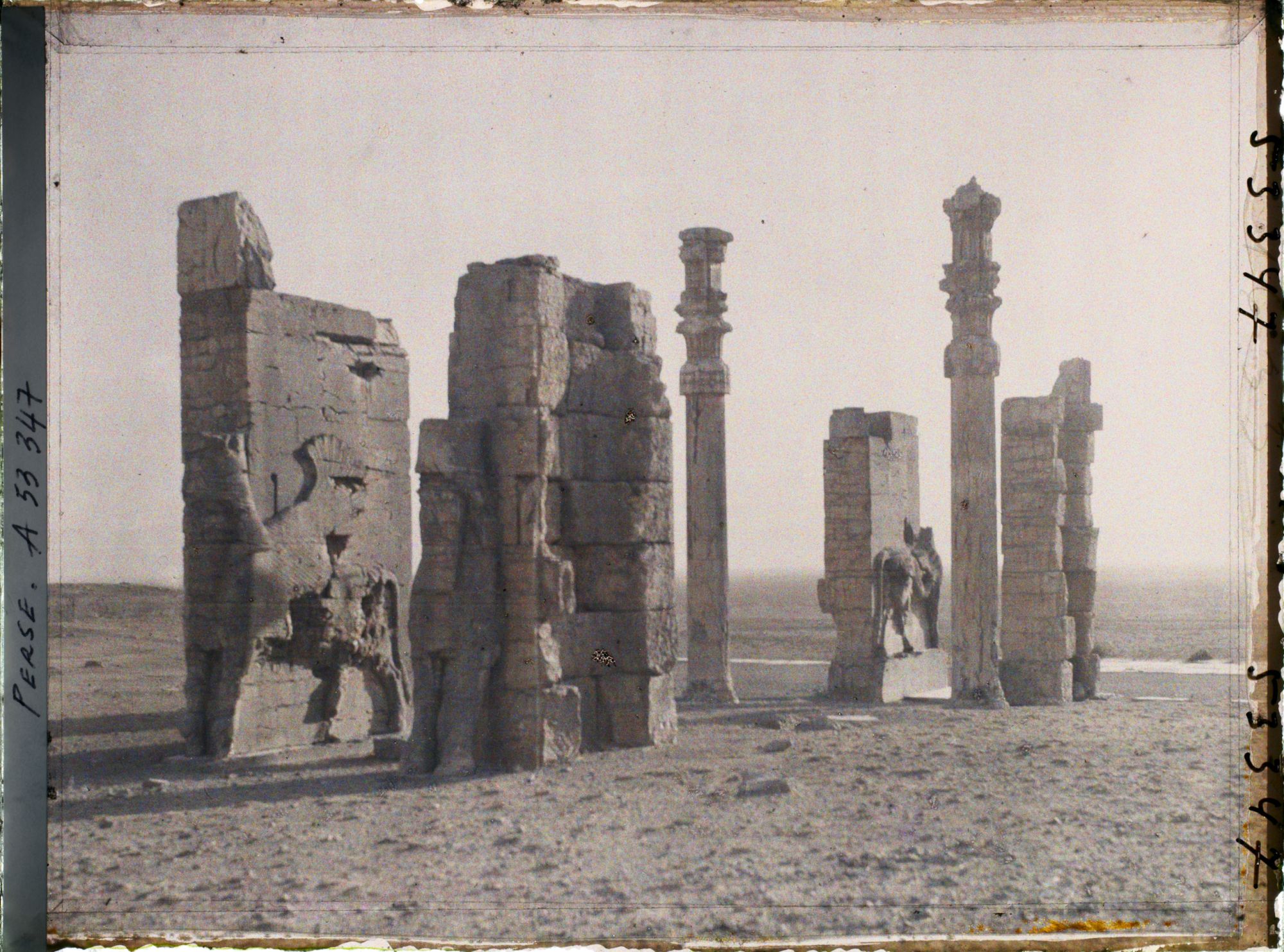 Image représentant Ensemble de la porte de Xerxès ou porte de toutes les Nations, le soir