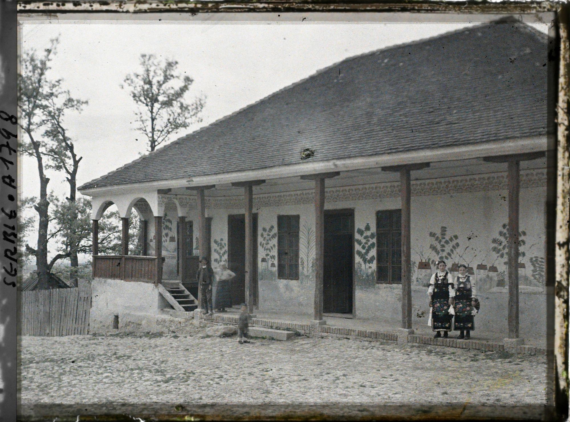 Image représentant Façade d'une auberge sur la route d'Avala