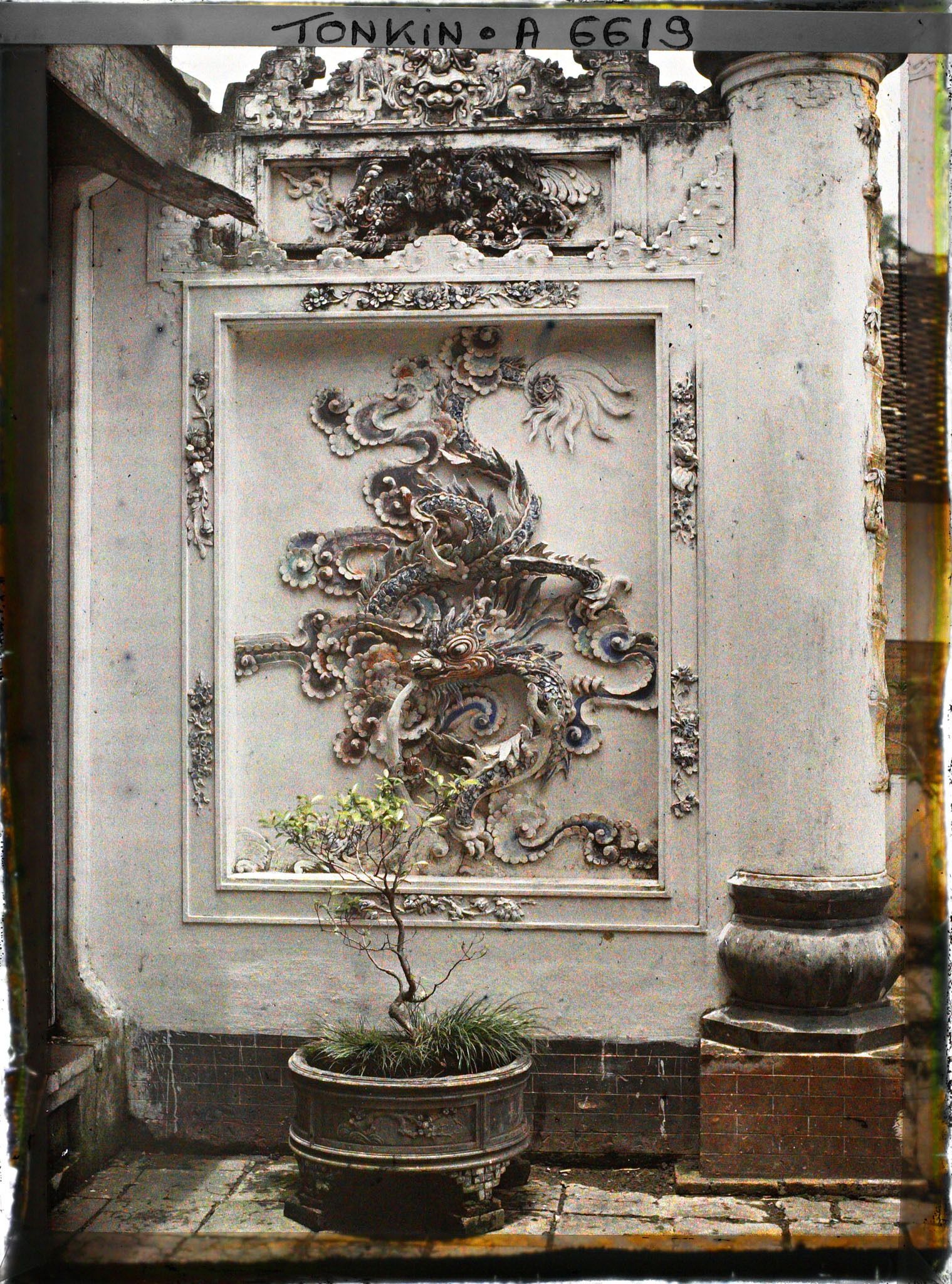 Image représentant Un panneau décoratif sculpté représentant un dragon au temple du village de Vinh-thuy