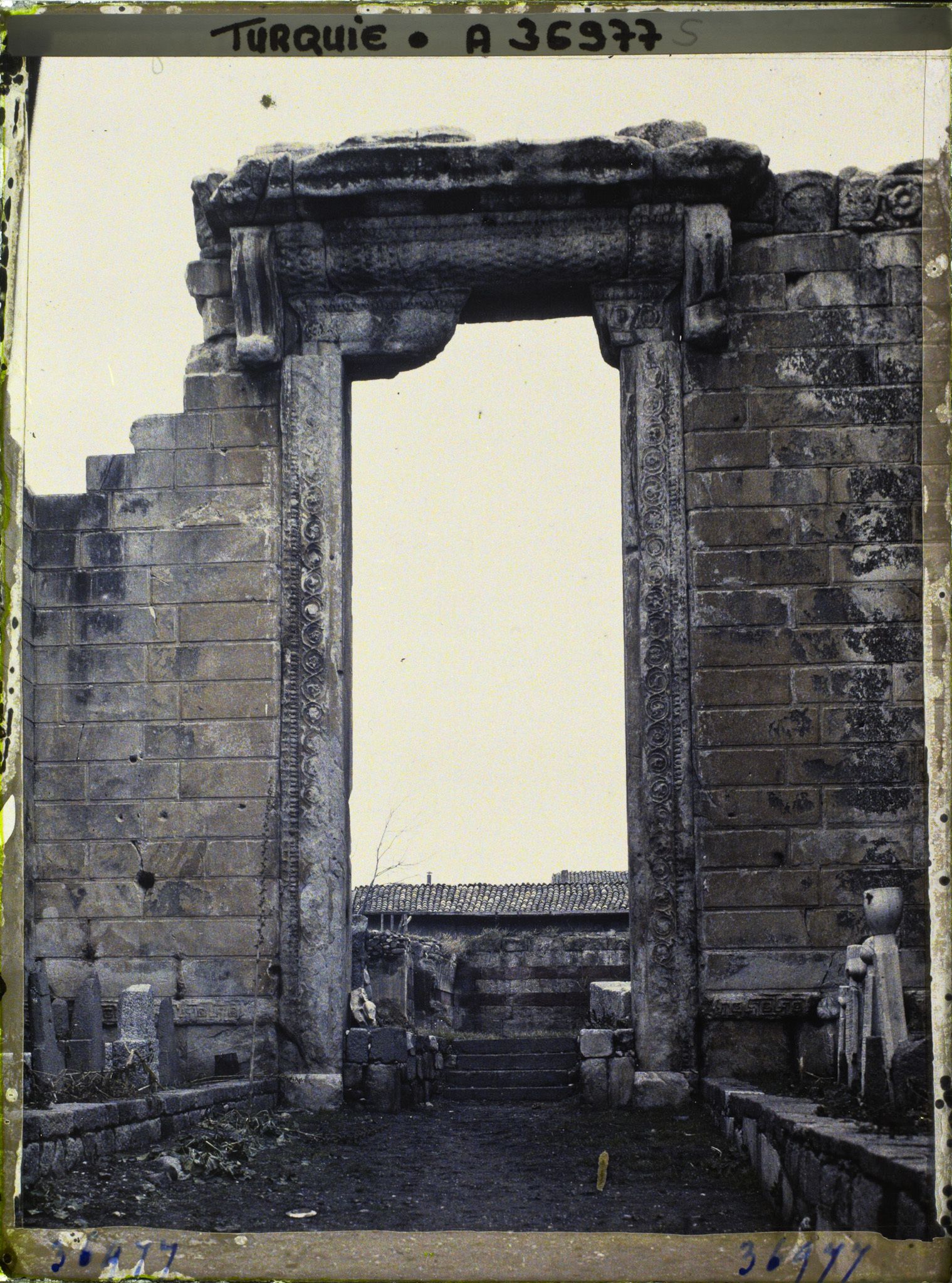Image représentant Vue extérieure de la porte d'entrée du temple d'Auguste et de Rome