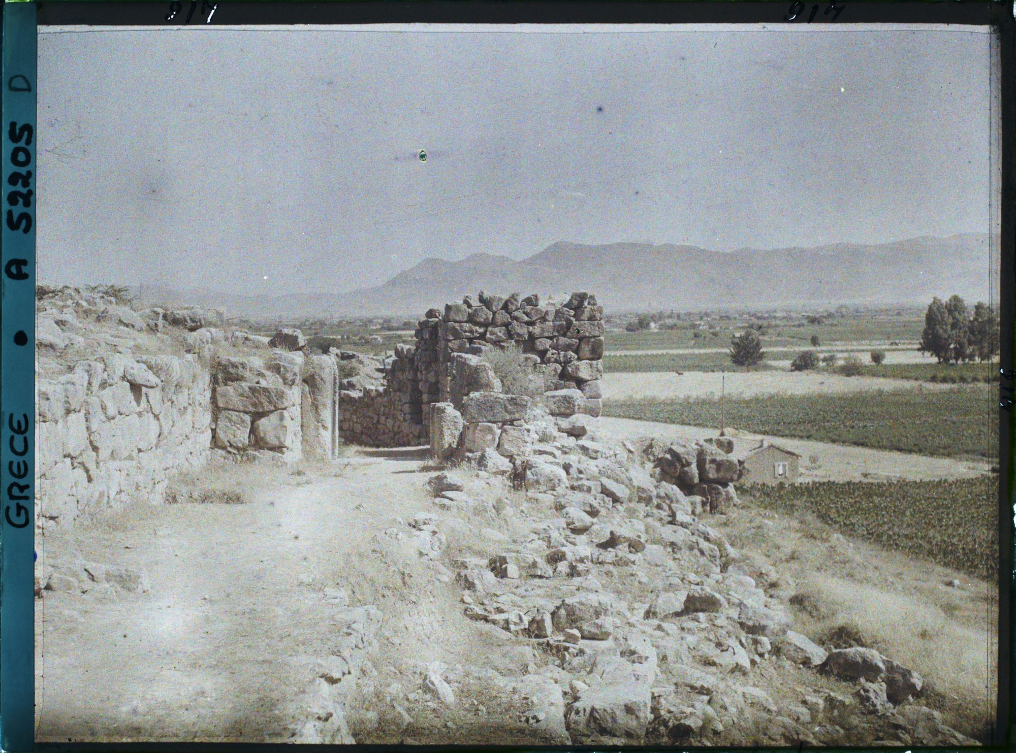 Image représentant Une porte de la citadelle (vue de l'intérieur), entre les enceintes extérieures et intérieures