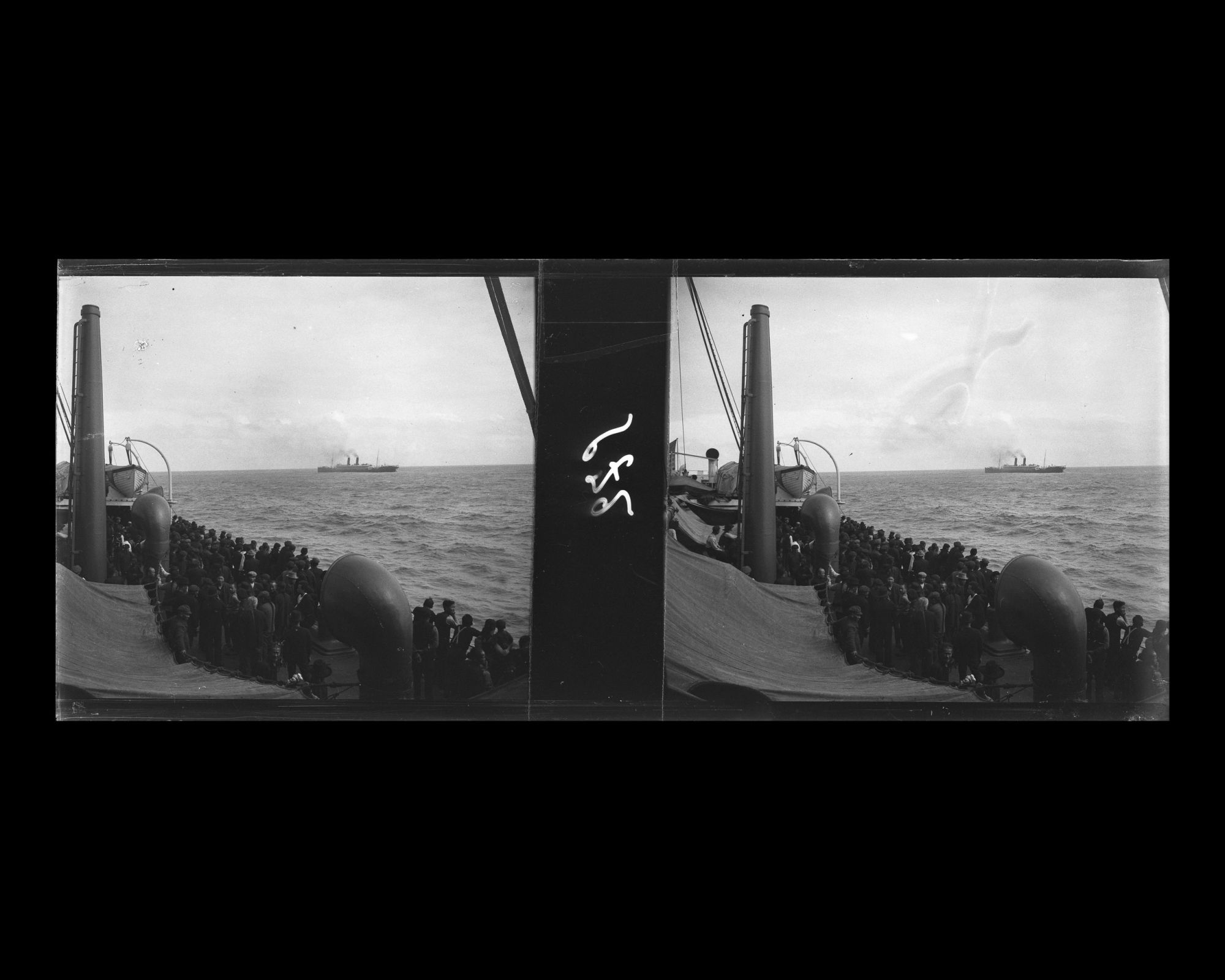 Image représentant Les passagers massés sur le pont arrière observent le vapeur Korea