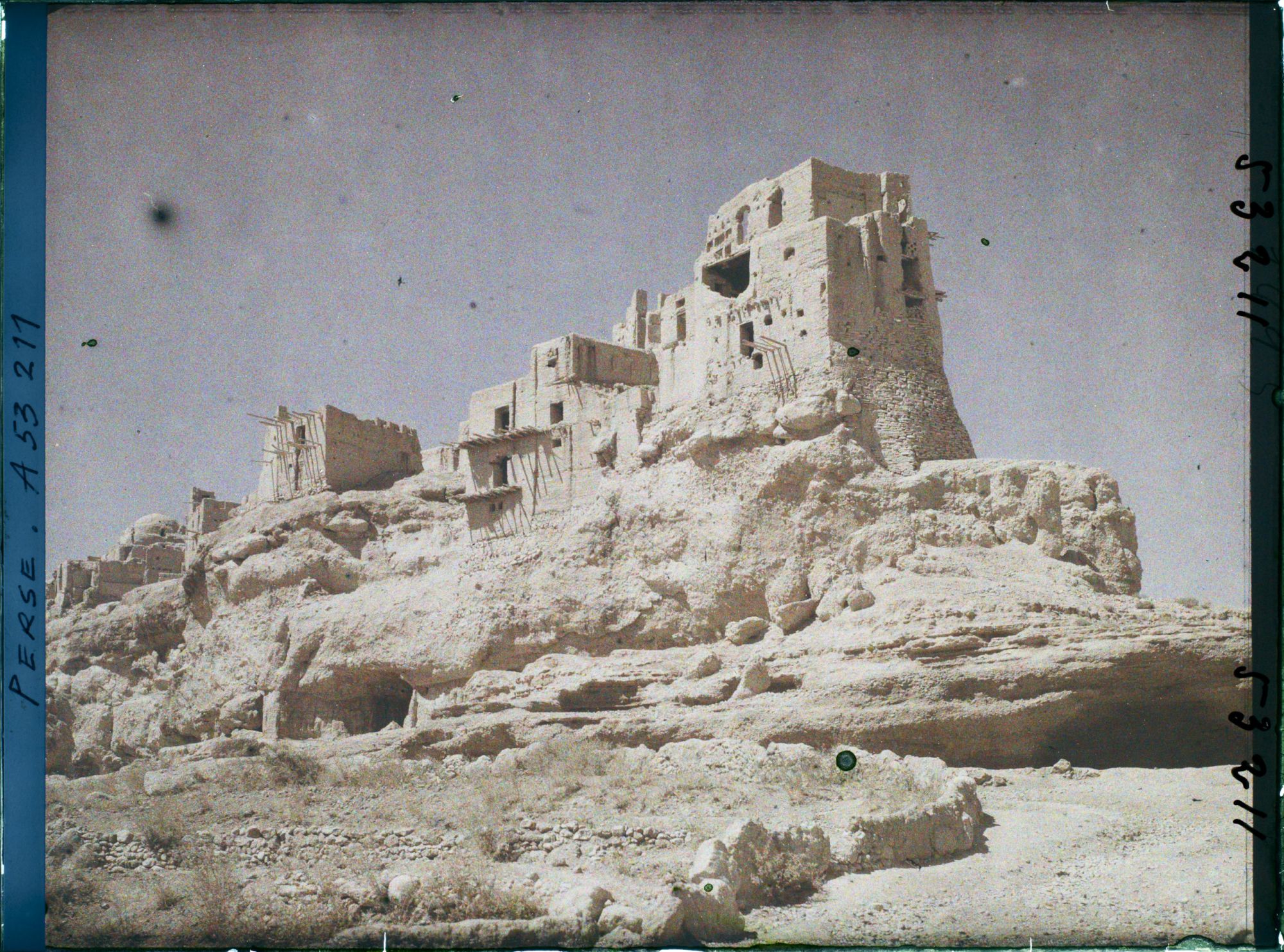 Image représentant Le complexe (ou château ?) d'Izadkhast au sommet d'une haute falaise (époque sassanide : III-VIIe siècles)