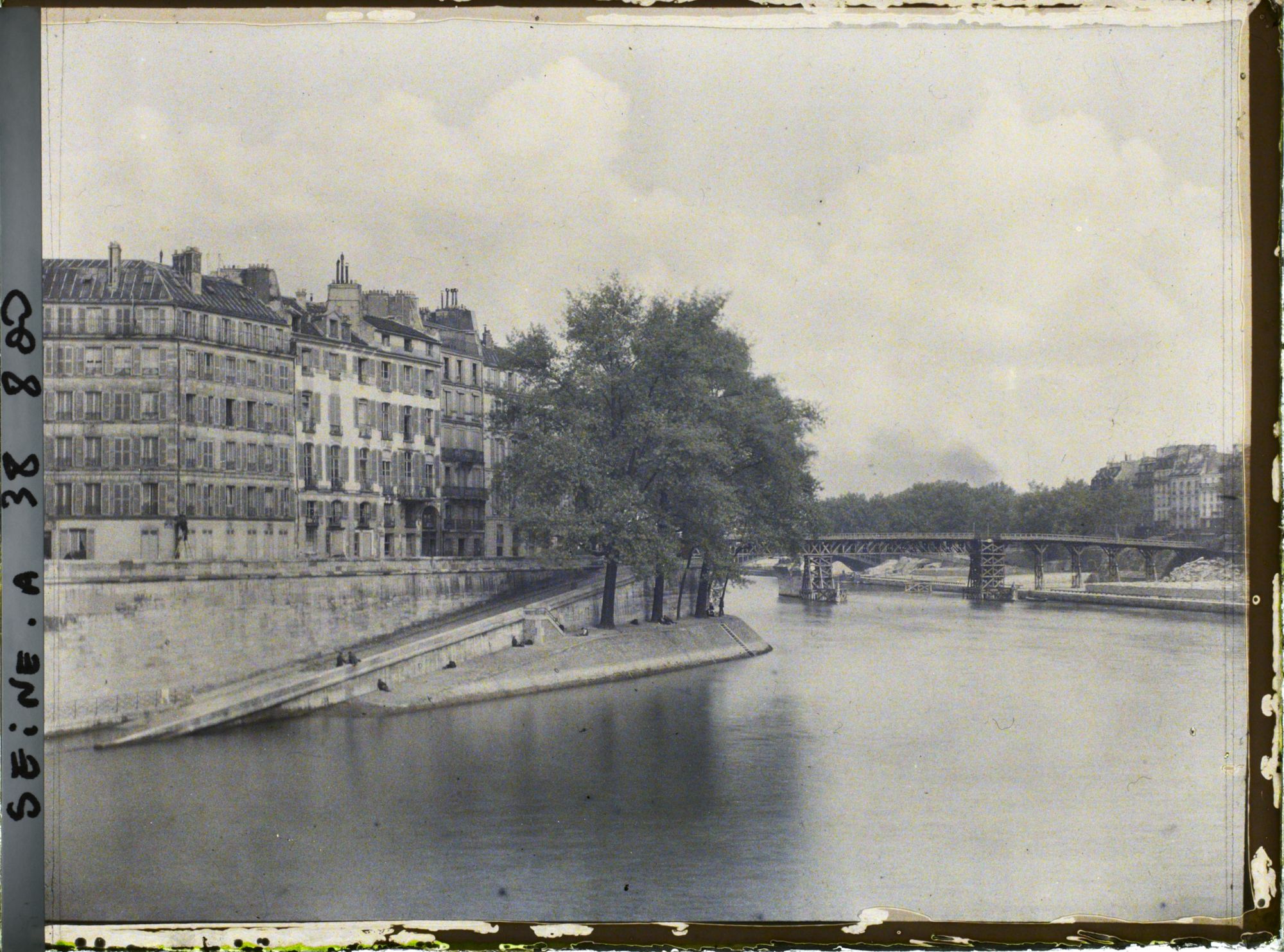 Image représentant La passerelle en bois remplaçant provisoirement le pont de la Tournelle en reconstruction, depuis le pont de l'Archevêché
